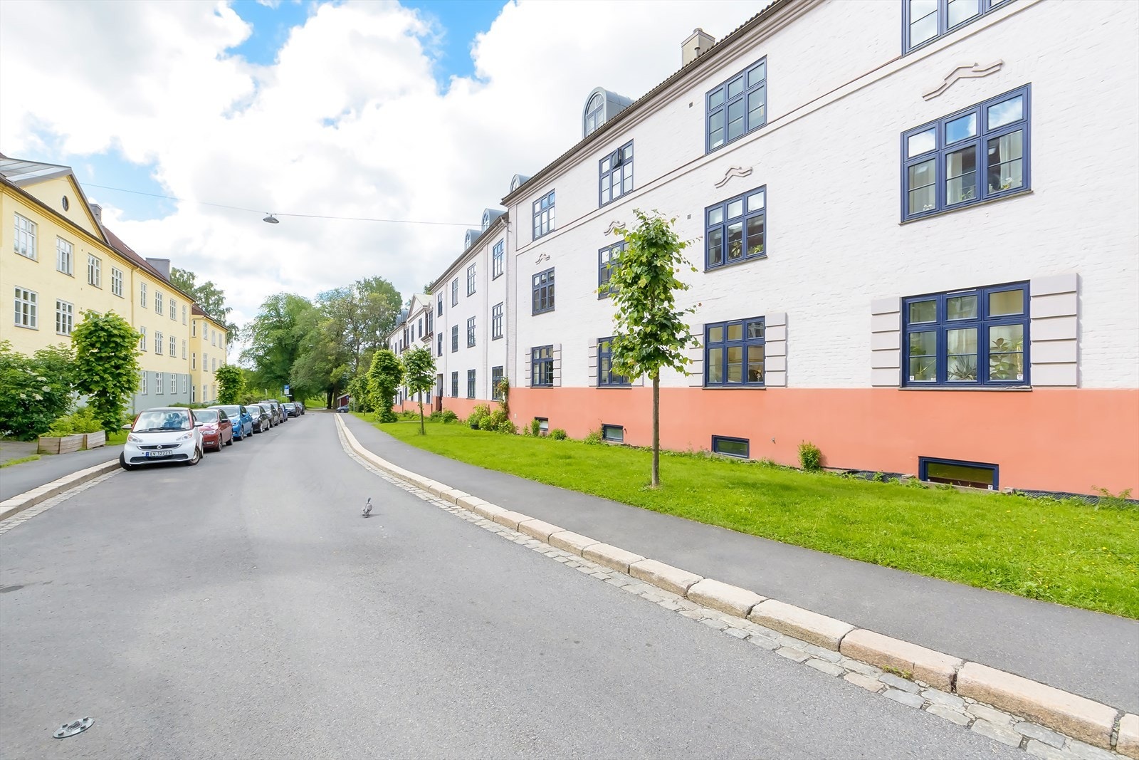 Leiligheten ligger tilbaketrukket til i en høy første etasje, vendt mot enveiskjørt gate Galleribilde