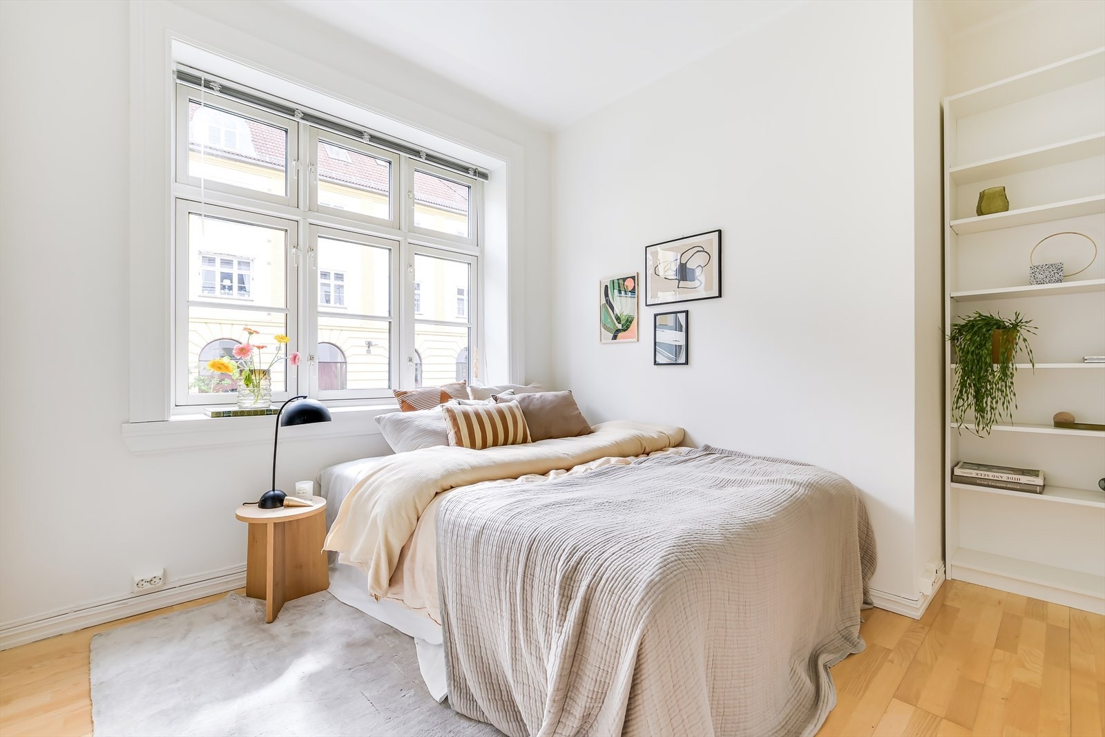 Det lyse og innbydende soverommet har god plass til en stor dobbeltseng og nattbord Galleribilde