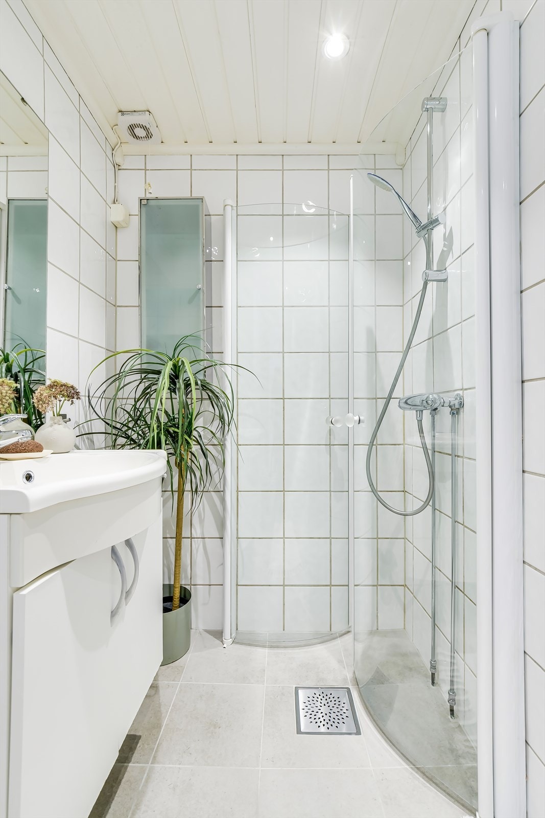 Det er også opplegg for vaskemaskin av smal type Galleribilde