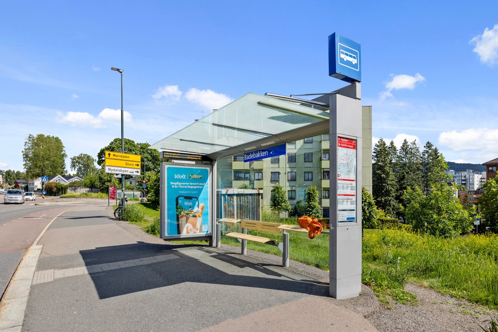 Rett ved busstoppene Badebakken og Kristoffer Aamodts bro, i tillegg til 8 min gange til t-banestopp Nydalen Galleribilde
