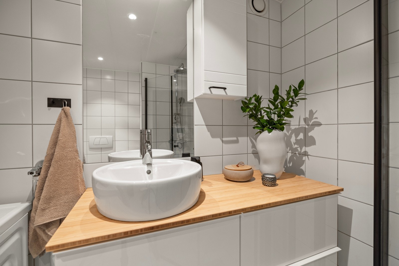 Badet er av fin størrelse med god plass til vaskemaskin og tørketrommel Galleribilde