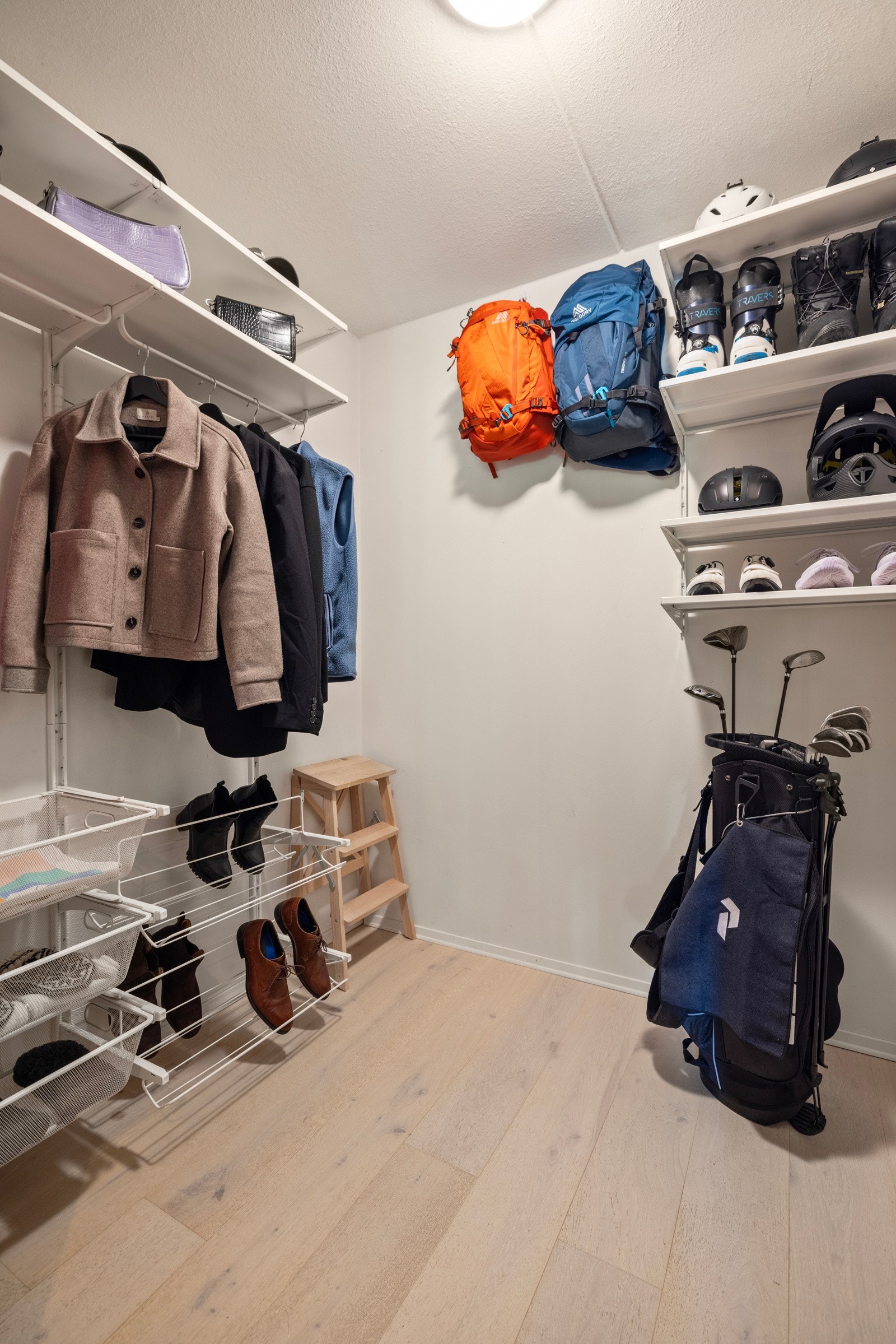 Gode oppbevaringsmuligheter i omkledningsrom. Galleribilde