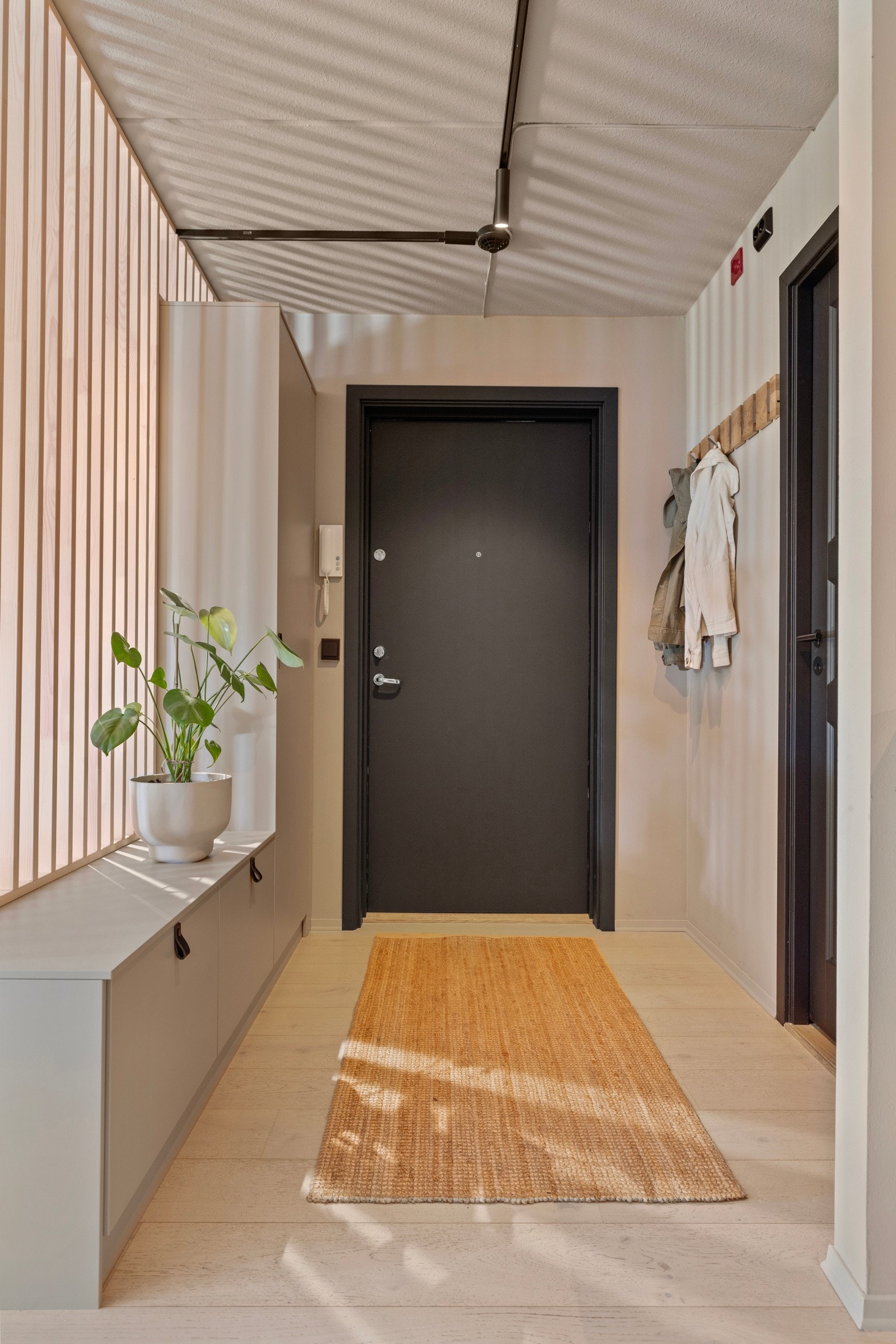 Entréen sørger for en god forsmak på den innbydende leiligheten, og det er rikelig med lagringsplass i praktisk garderobe Galleribilde