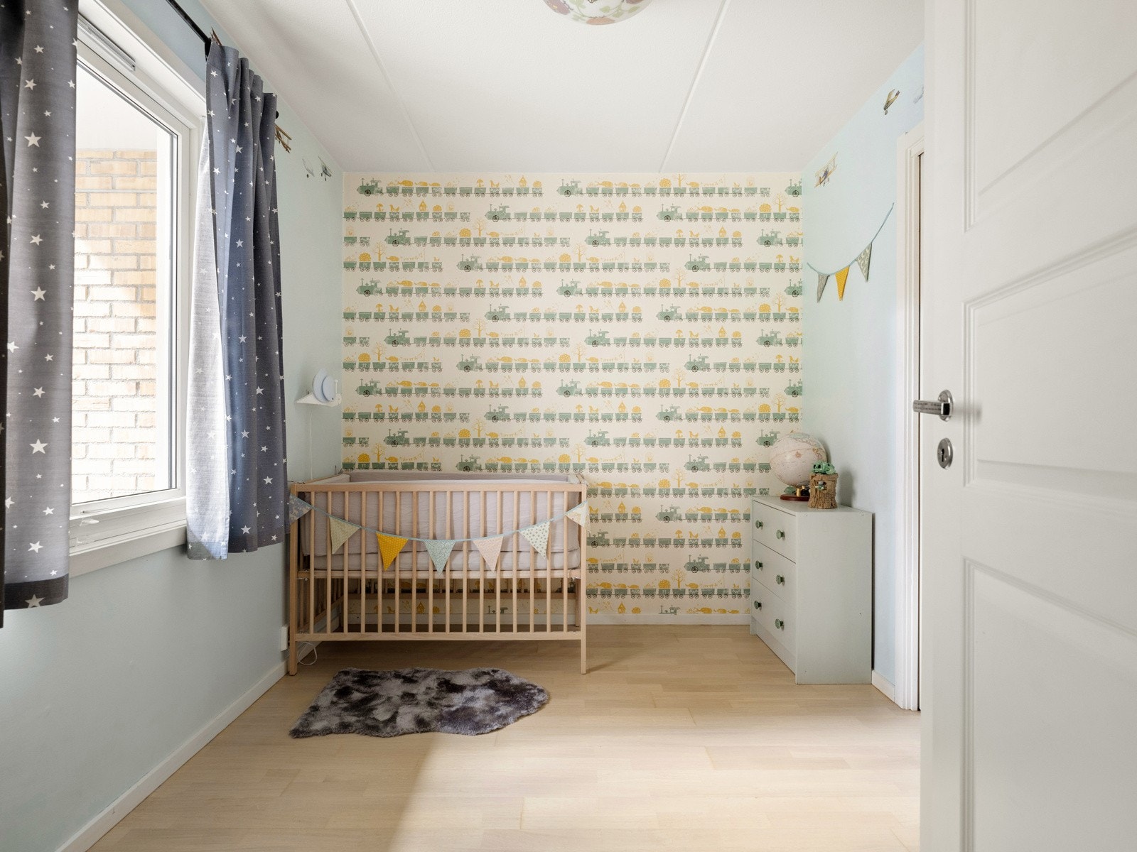 Soverommet, som i dag benyttes som barnerom, er også av fin størrelse. Galleribilde