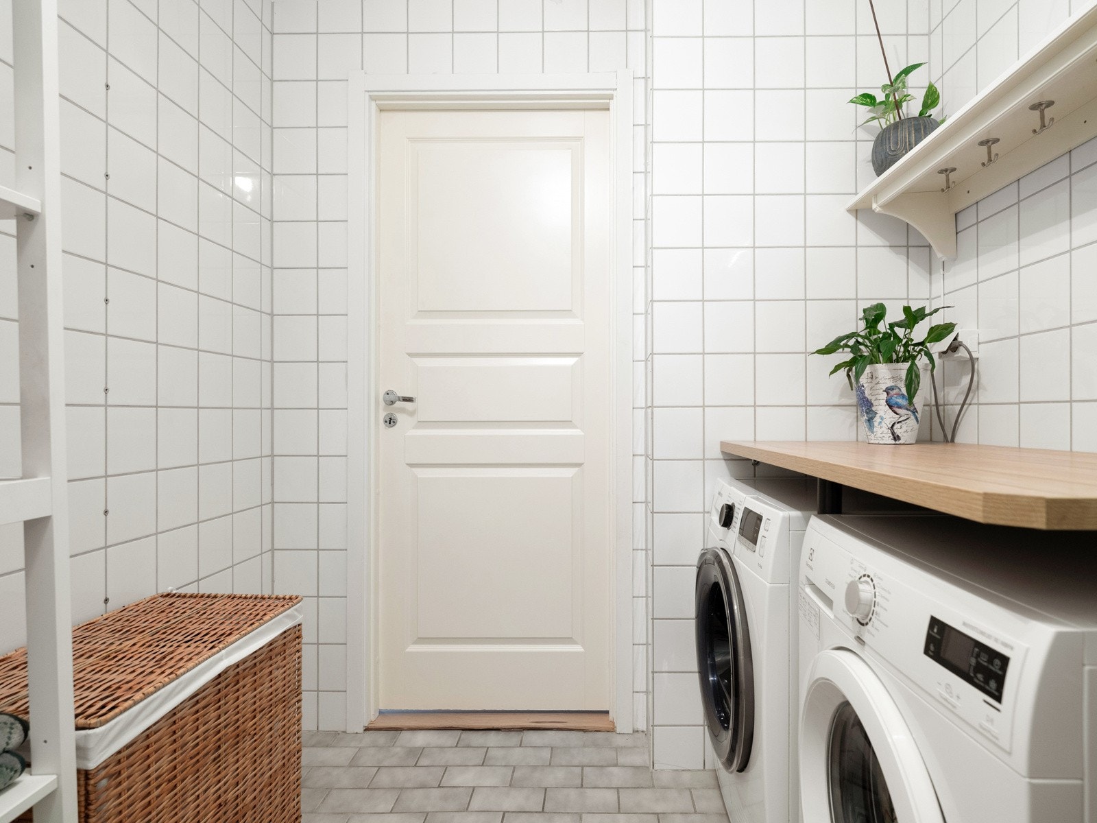 Det er også plass og opplegg til vaskemaskin med stellebord, samt hylleseksjon for ekstra lagring. Det er også elektriske varmekabler i gulvet. Galleribilde