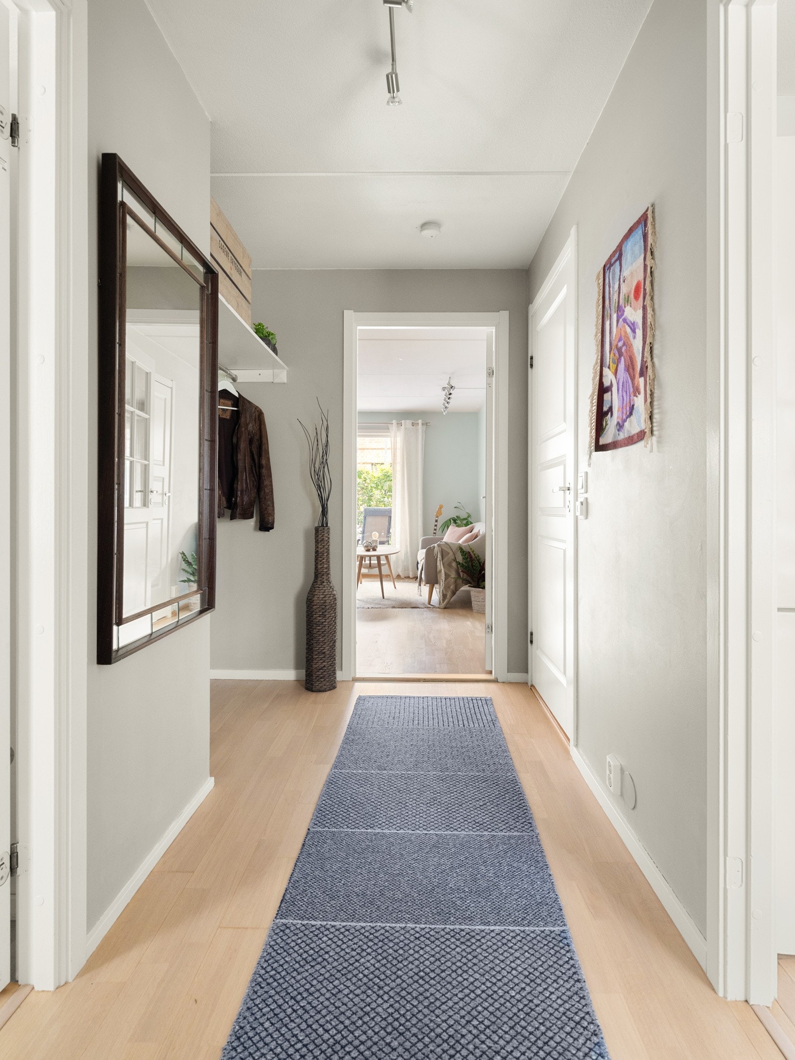 Leiligheten har et svært hyggelig inngangsparti med mye plass. Det er også en praktisk nisje for oppheng av yttertøy og lagring av sko. Galleribilde