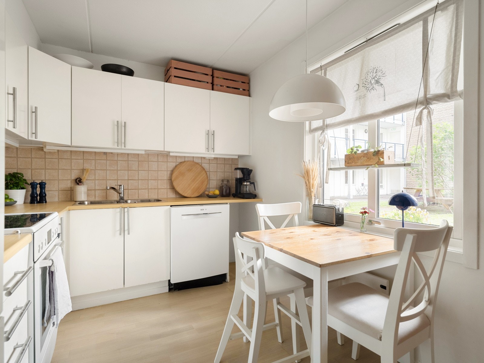 Innredningen består av matte, slette fronter og laminat benkeplater. Det er rikelig med lagring i både over- og underskap. Galleribilde