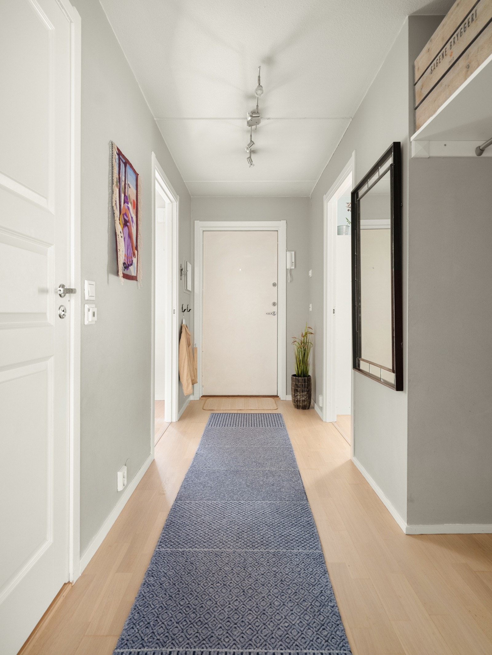 Tilbake i gangen. Boligen har egen, trappefri inngang fra gårdsrommet. Perfekt for dem med småbarn eller husdyr. Galleribilde