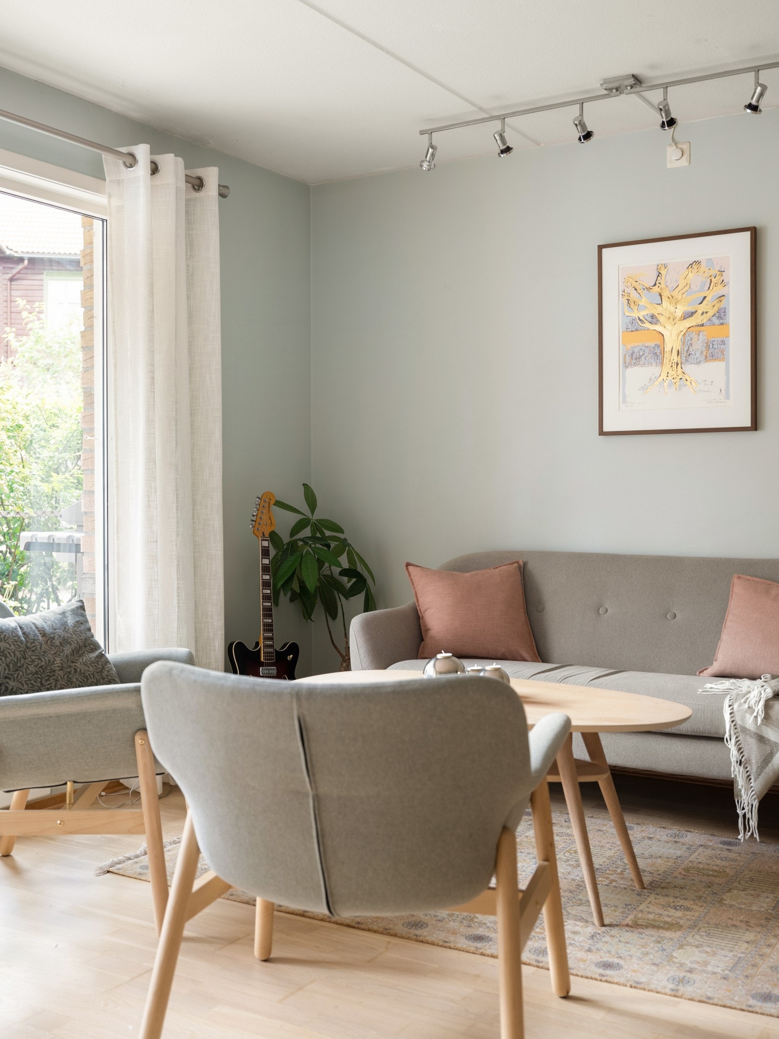 Det er plass til større sofagruppe eller salongdel i stuen. Perfekt for de som liker å ha større besøk! Galleribilde