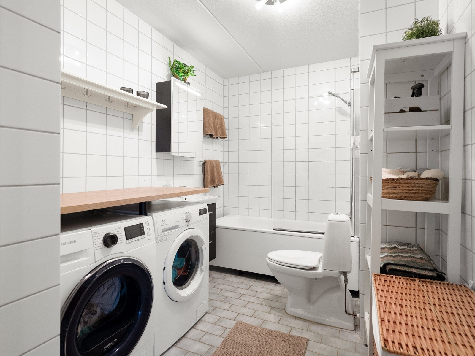 Badet er av god størrelse, innredet med badekar, servant med innredning, speilskap og toalett. Galleribilde