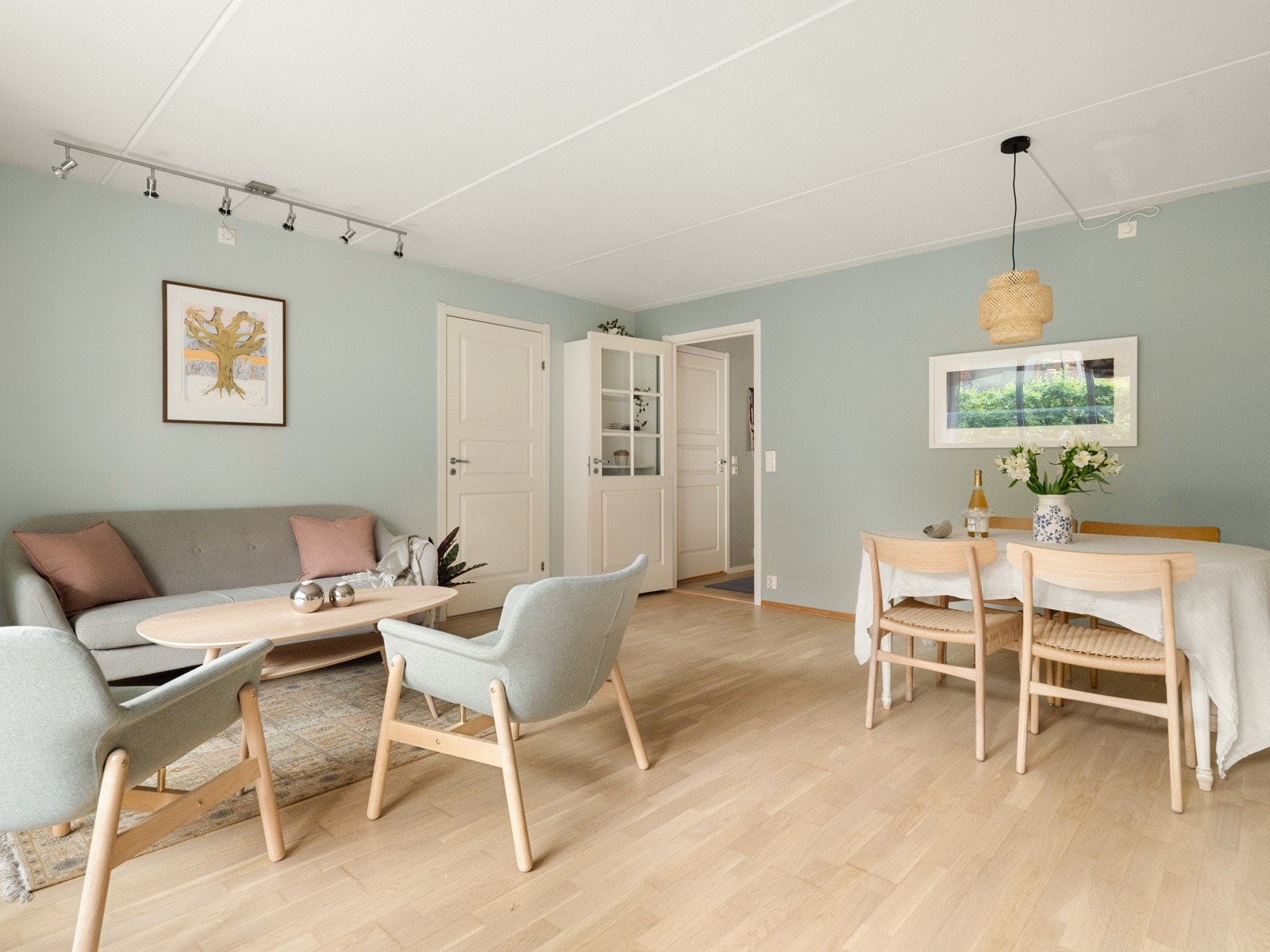 Vegger og tak er malt i lyse og tidløse fargetoner, mens gulvet er lagt med parkett (slipt og behandlet i 2024). Galleribilde