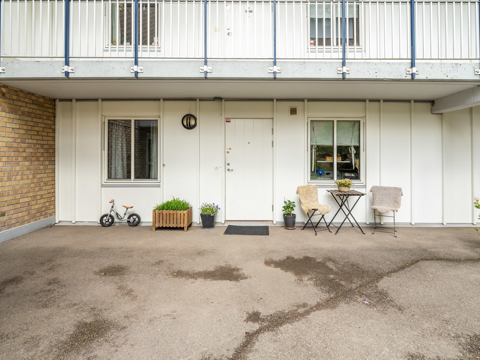 Rett utenfor har dagens eier ofte sittet ute og jobbet, mens barna har lekt i bakgården. Området er felles for beboerne, men benyttes i stor grad av beboerne i første etasje. Galleribilde