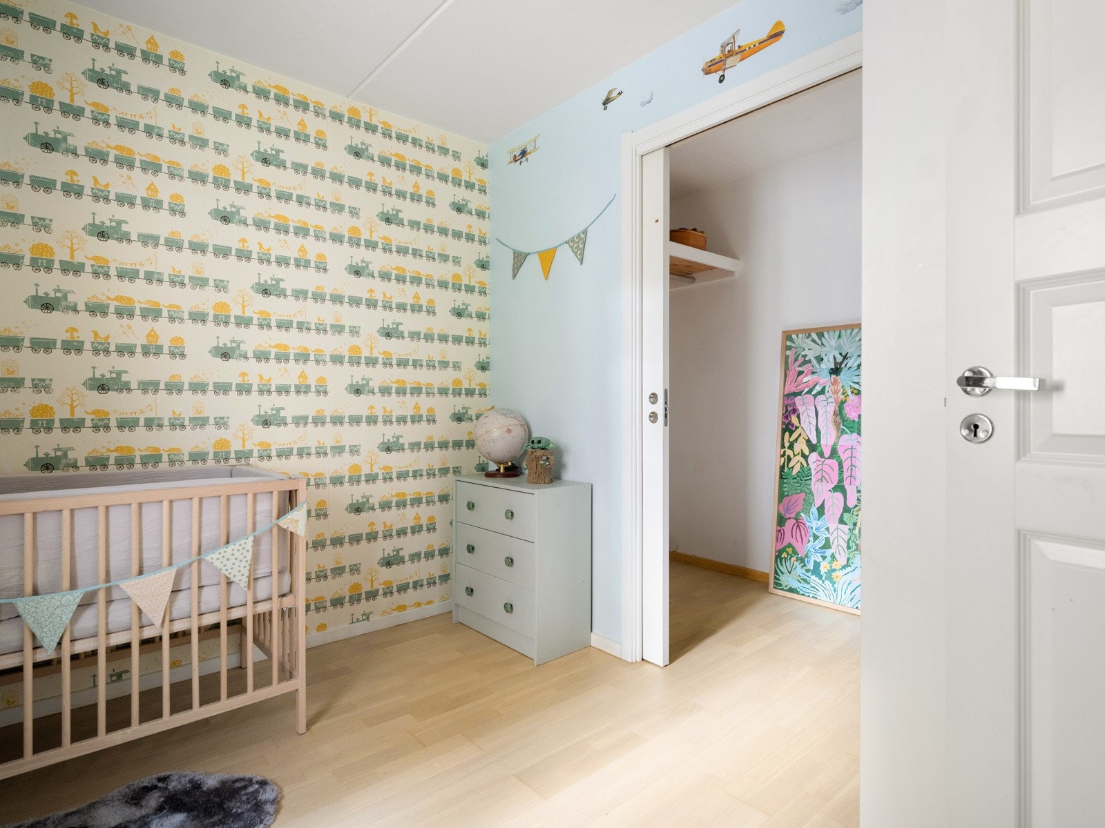 Her er det egen walk-in-garderobe eller bod - avhengig av livssituasjon, kanskje? Galleribilde
