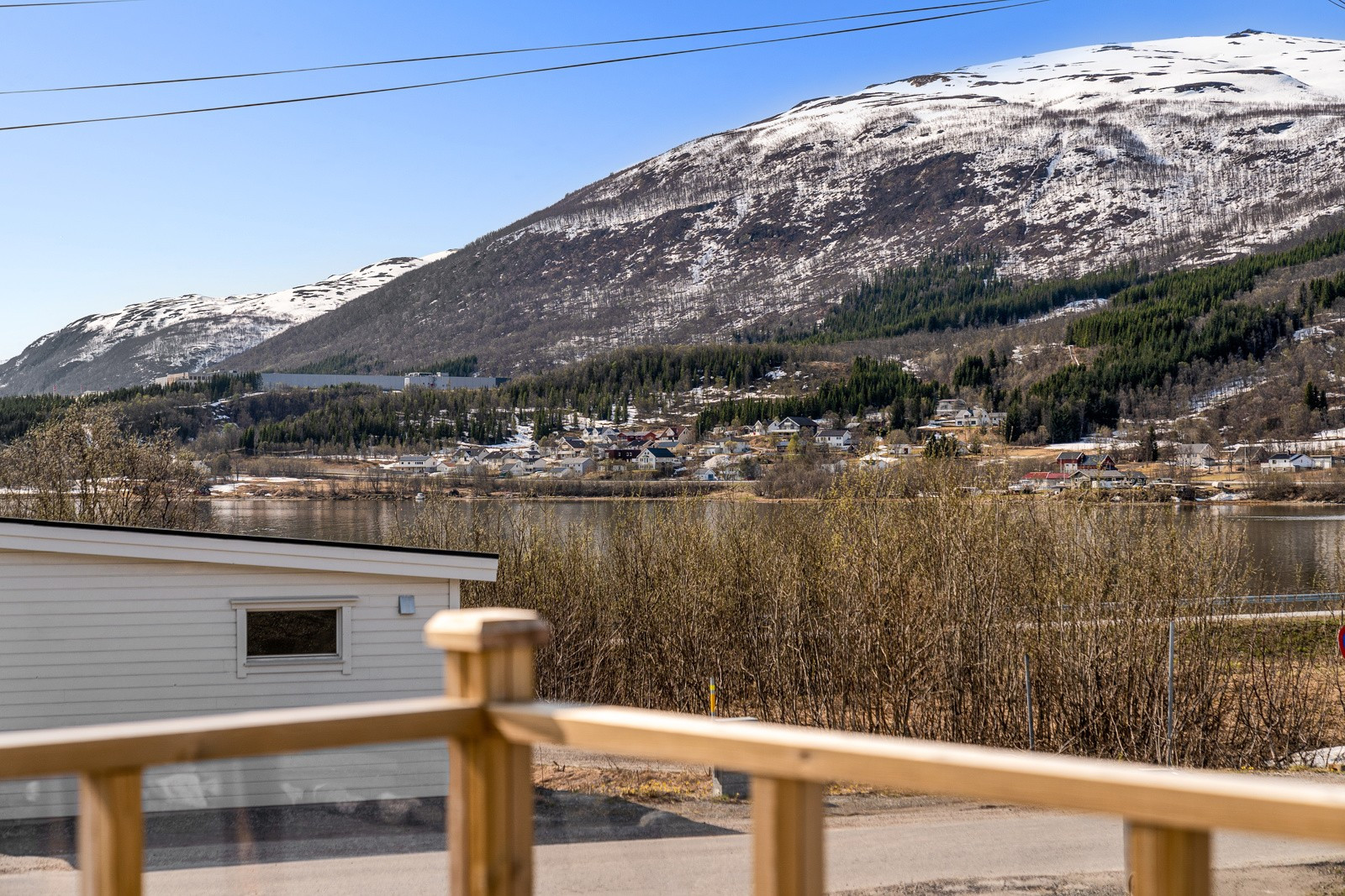 Fra terrassen har man utsikt mot omkringliggende natur.