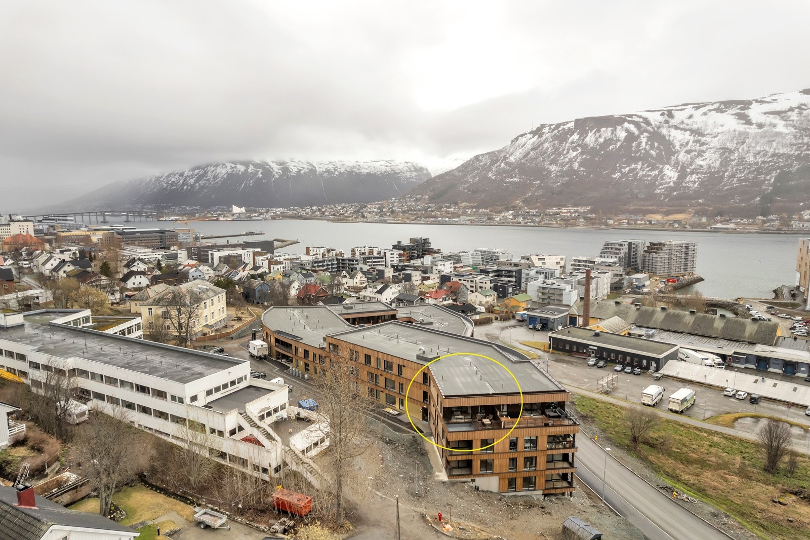 Leiligheten i Inga Sparboes Veg 2 er plassert på nordvest-hjørnet i byggets øverste etasje Galleribilde