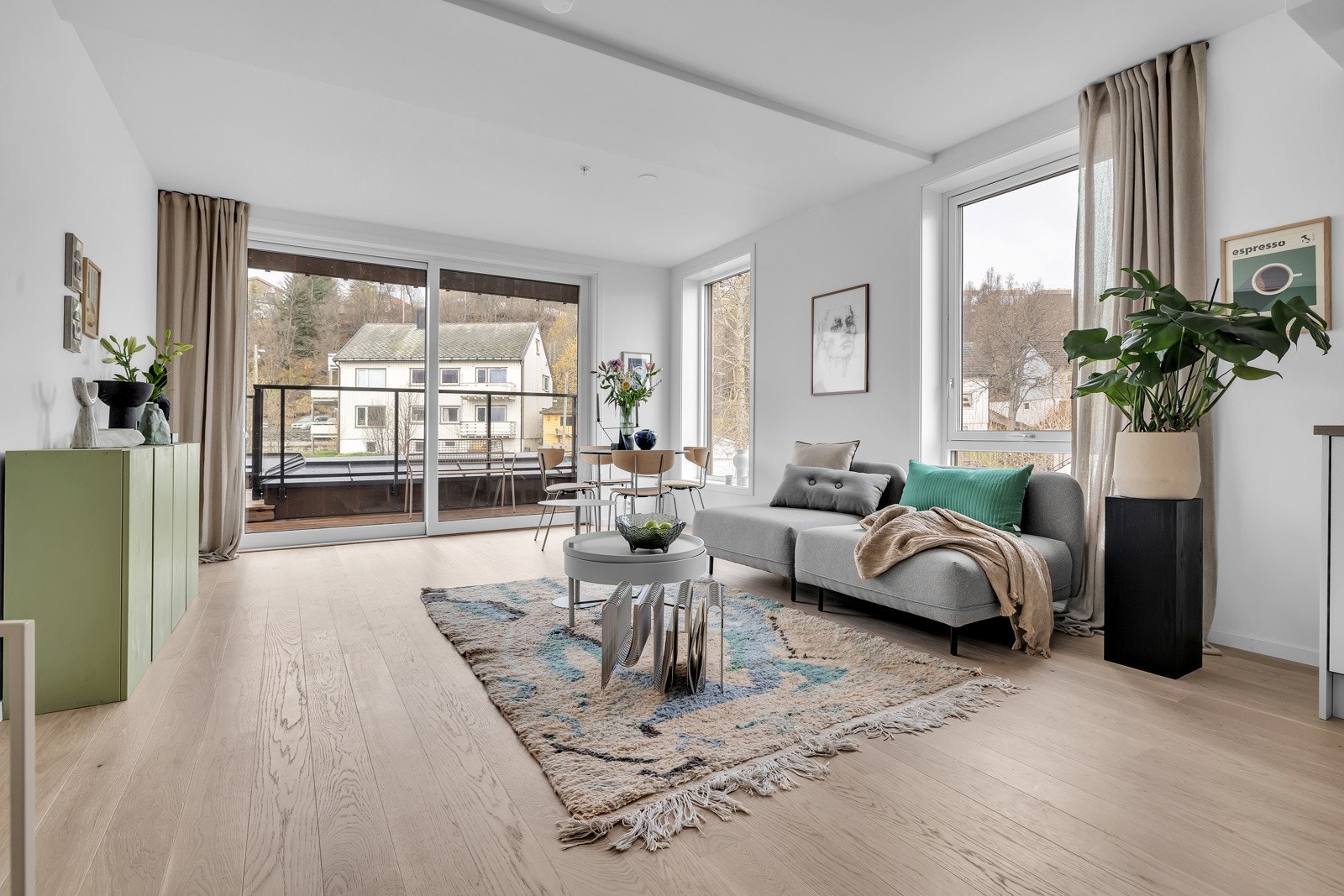 Fra gangen ledes du til stue og kjøkken som ligger mot vest i leiligheten Galleribilde