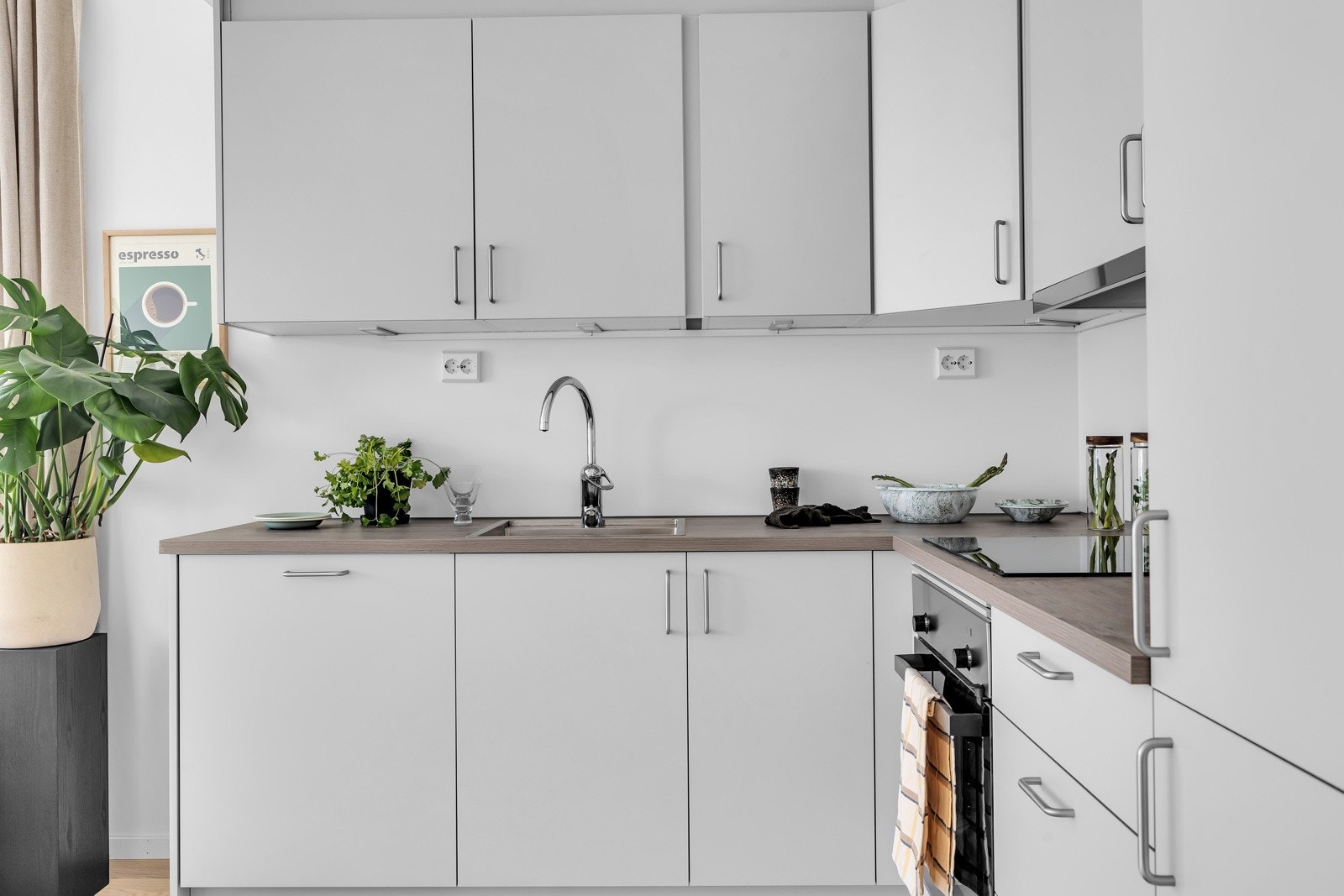 Moderne og pent kjøkken med integrerte hvitevarer Galleribilde