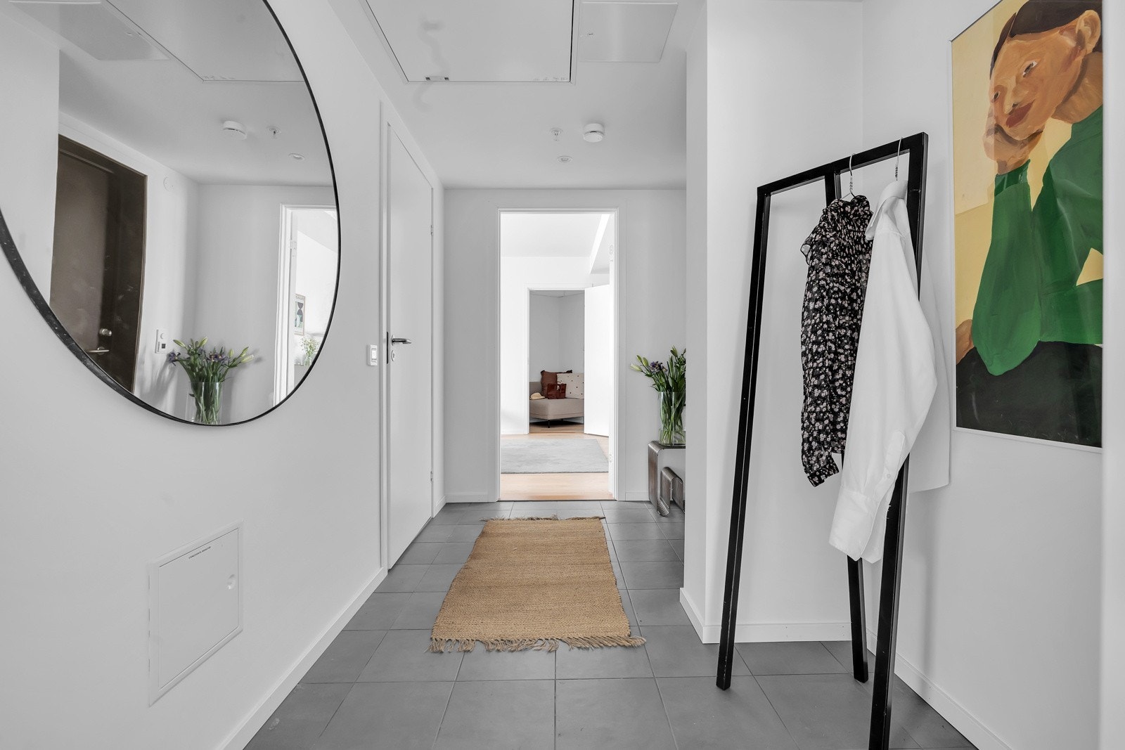 Gangen leder deg så videre til bad/wc/vask og leilighetens hovedsoveorm Galleribilde