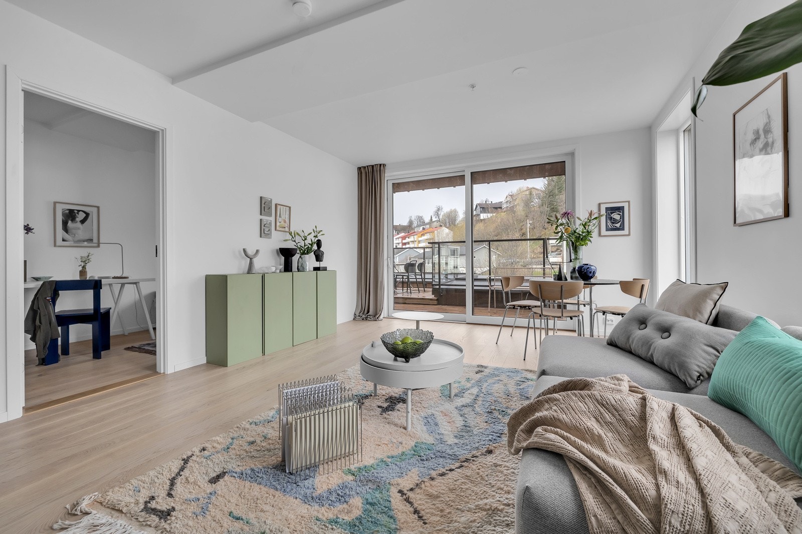 Fra dagligstuen er det inngang til ett av leilighetens 2 soverom Galleribilde