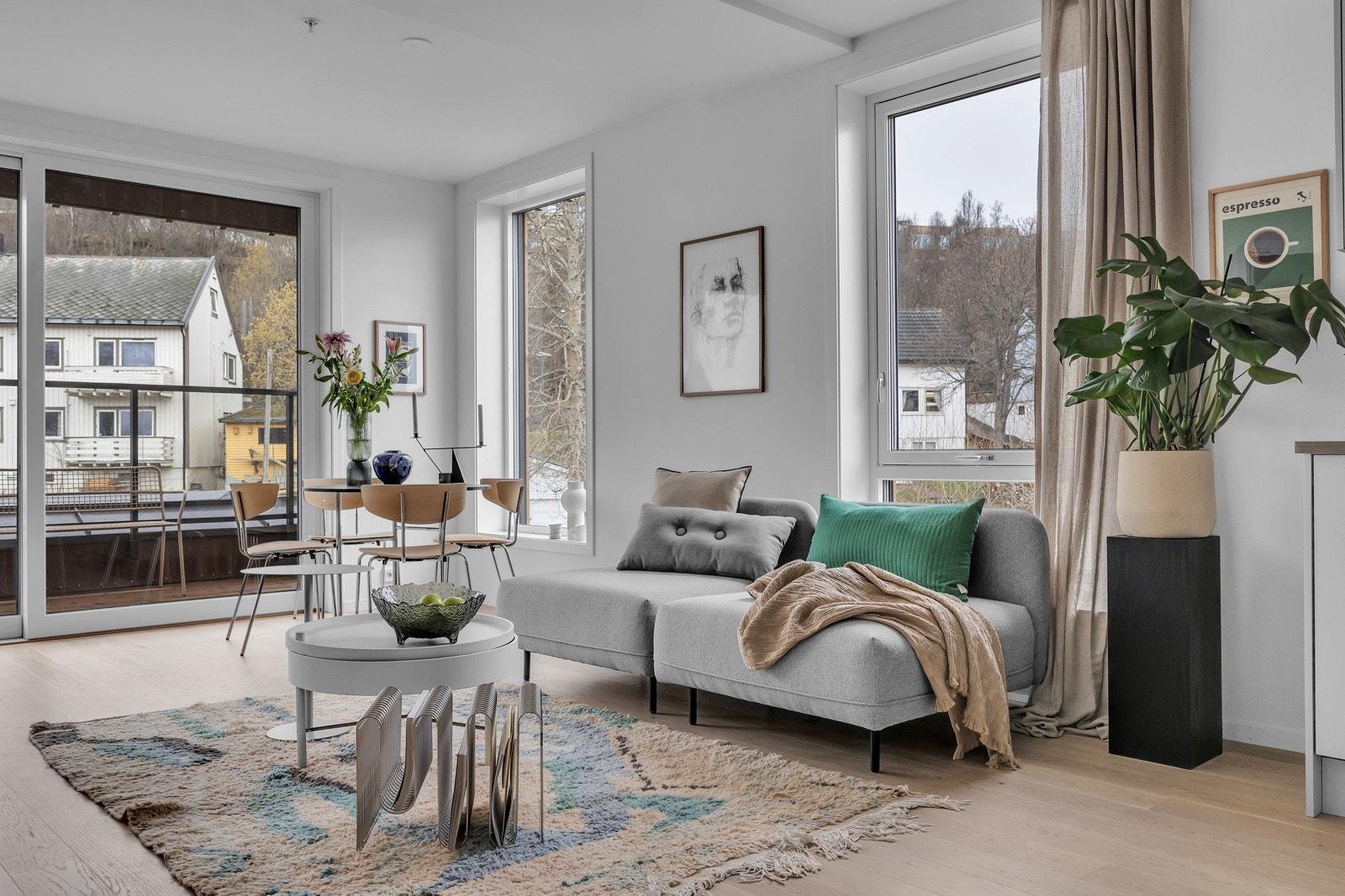 Stuen er lys, trivelig og har flott innslipp av naturlig lys Galleribilde