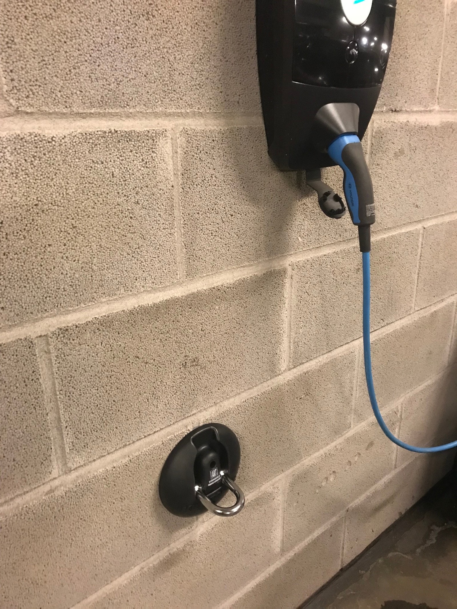 Det er også en egen krok for låsing av sykkel. Det er for øvrig bra med felles sykkelparkering i garasjen. Galleribilde