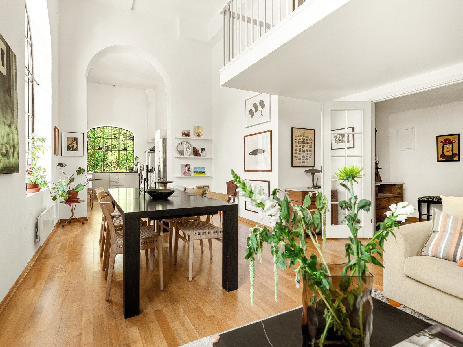 Hoveddelen av leiligheten er stua og kjøkkenet, og altså... Galleribilde