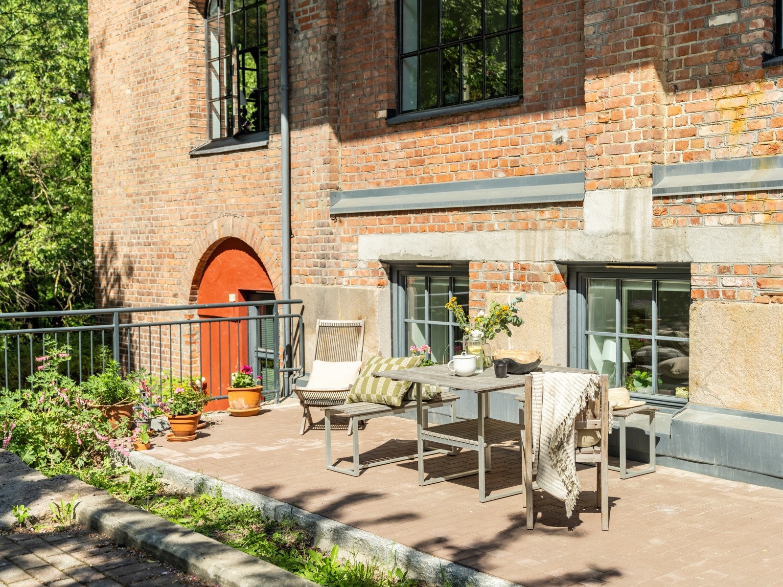 Rett utenfor leiligheten er en fin uteplass som brukes av eieren av leiligheten. Galleribilde