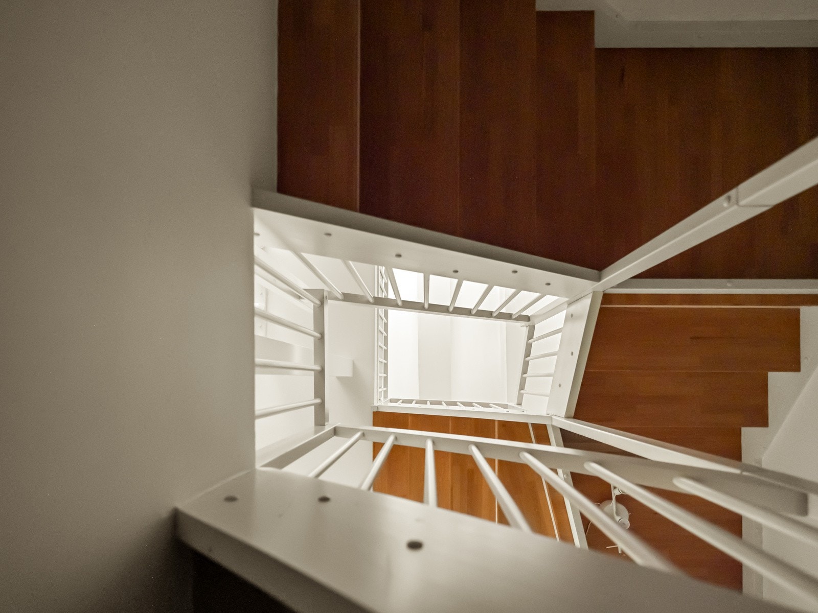 Nå stuper vi ned til underetasjen. Man kan så klart også gå trappene om man ikke vil stupe ned i midten. Galleribilde