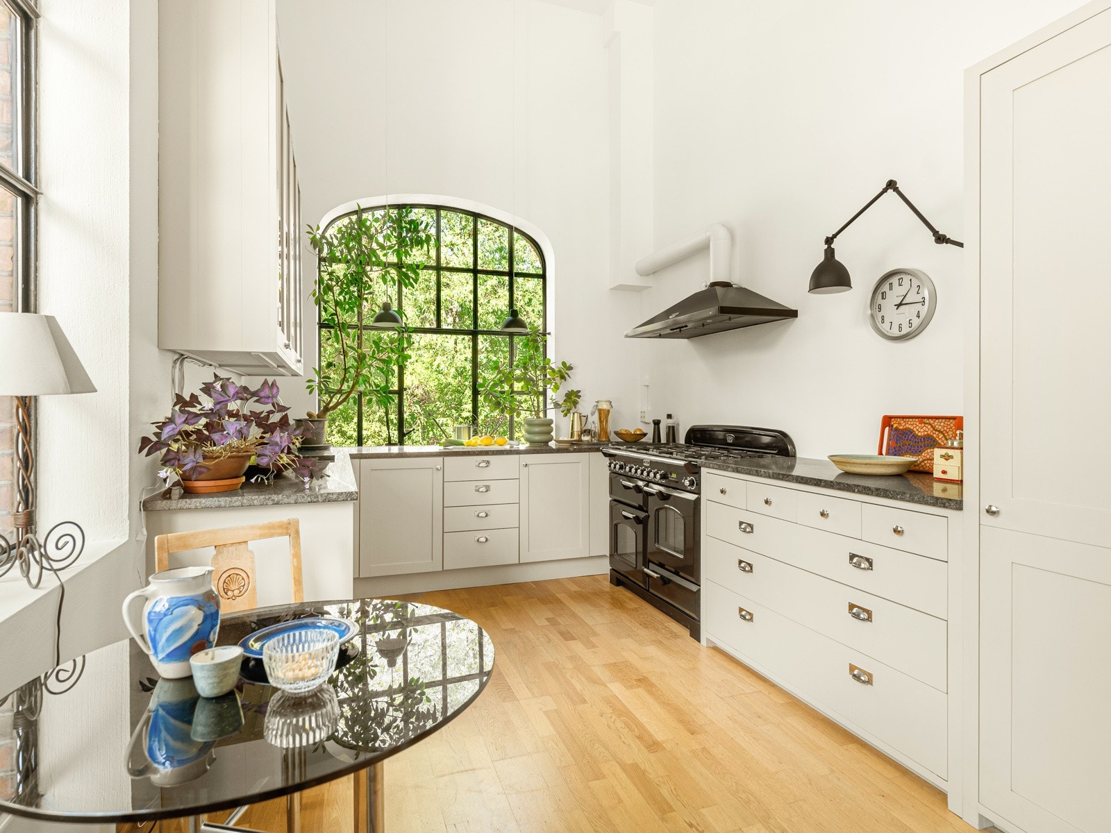 Kjøkkenet er i en klassisk stil, med kjøpmannsdisk og overskap bare på den ene siden. Galleribilde