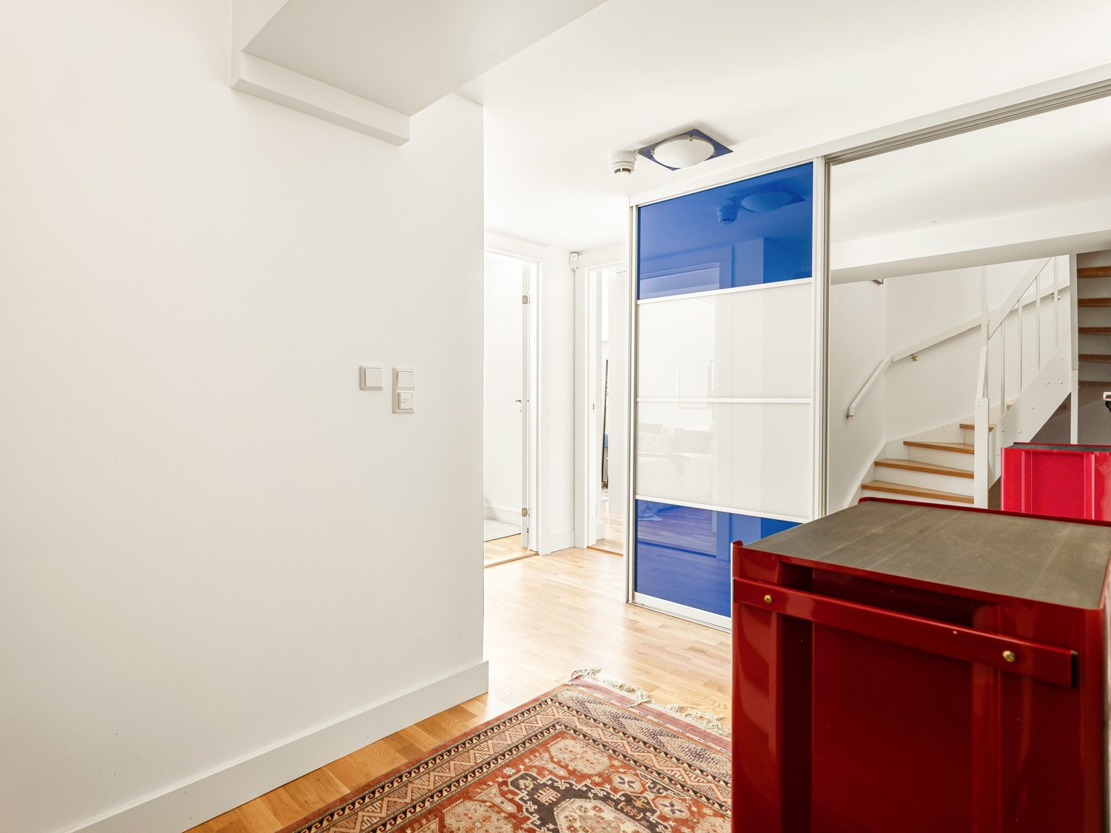 Stor garderobe her nede. Galleribilde