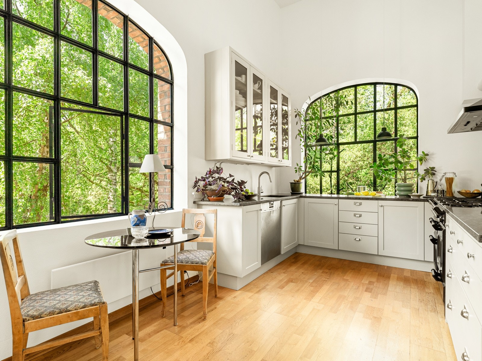 Kjøkkenet ligger i enden av leiligheten, og har også en koselig frokostplass ved vinduet. Galleribilde