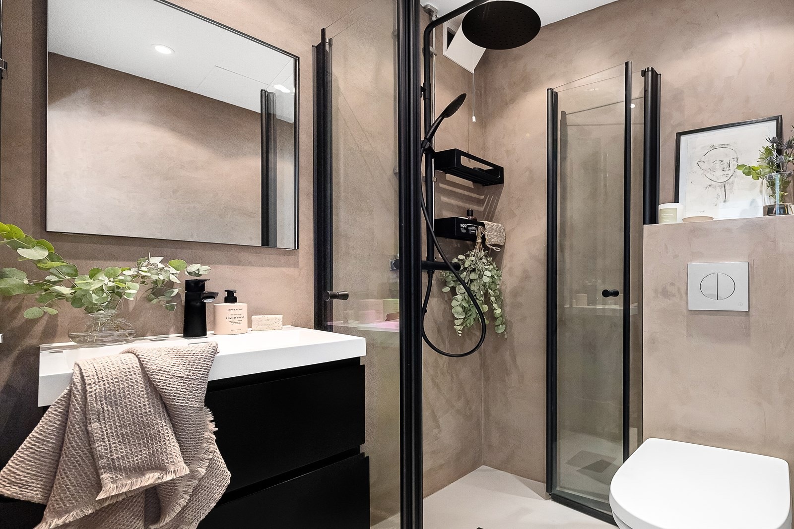 Badet ble renovert i regi av boligselskapet i 2006 og ble betydelig oppgradert i 2022 med blant annet mikrosement og ny baderomsinnredning. Galleribilde