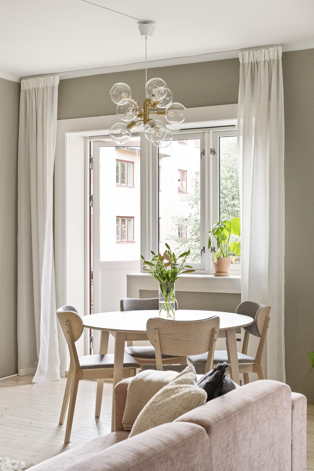 Store vindusflater som gir rikelig med luft og lys i tillegg til utgang til balkong. Galleribilde