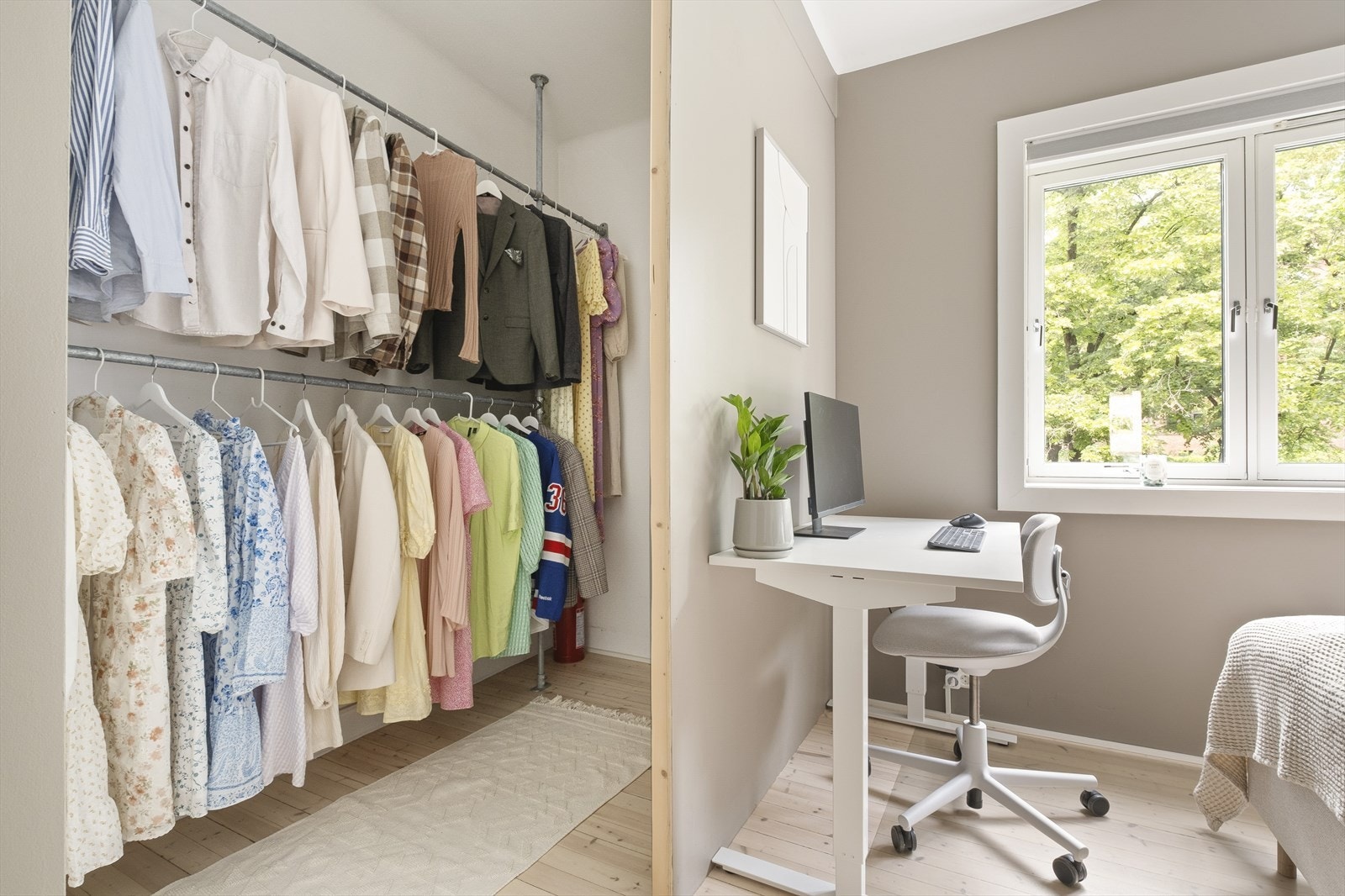 Praktisk walk-in closet med masse oppbevaringsplass. Galleribilde