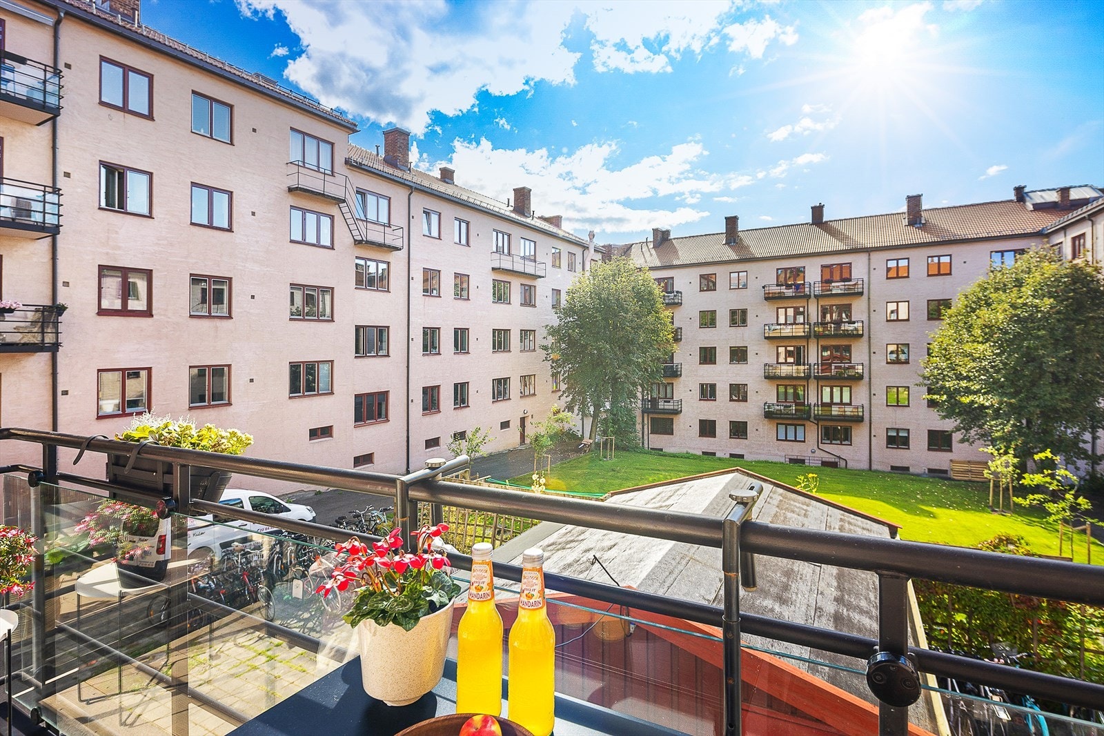 Det er sol på balkongen omtrent fra kl. 12:00-18.00 midtsommers. Galleribilde
