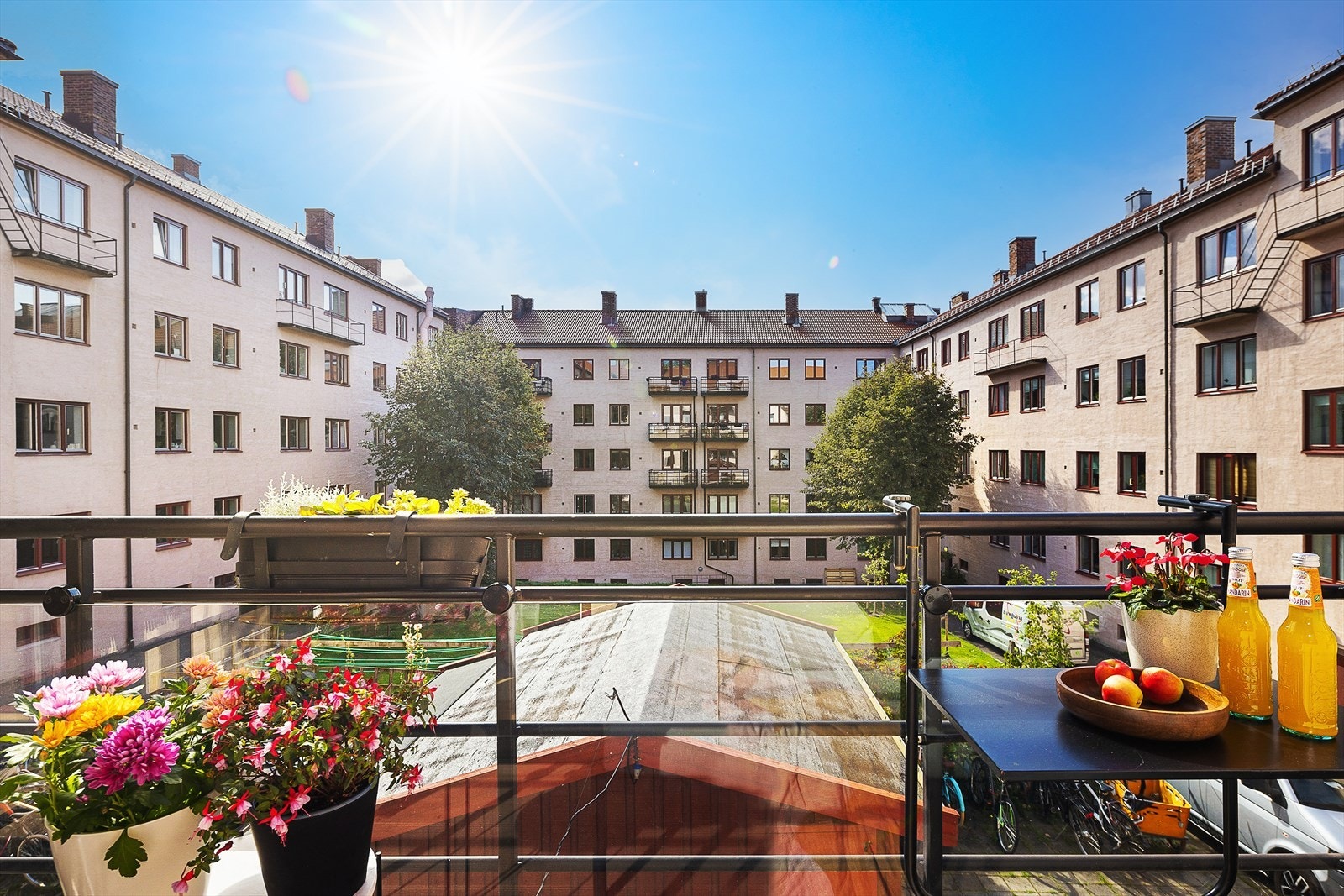 Deilig solrik balkong med utgang fra stue. Galleribilde