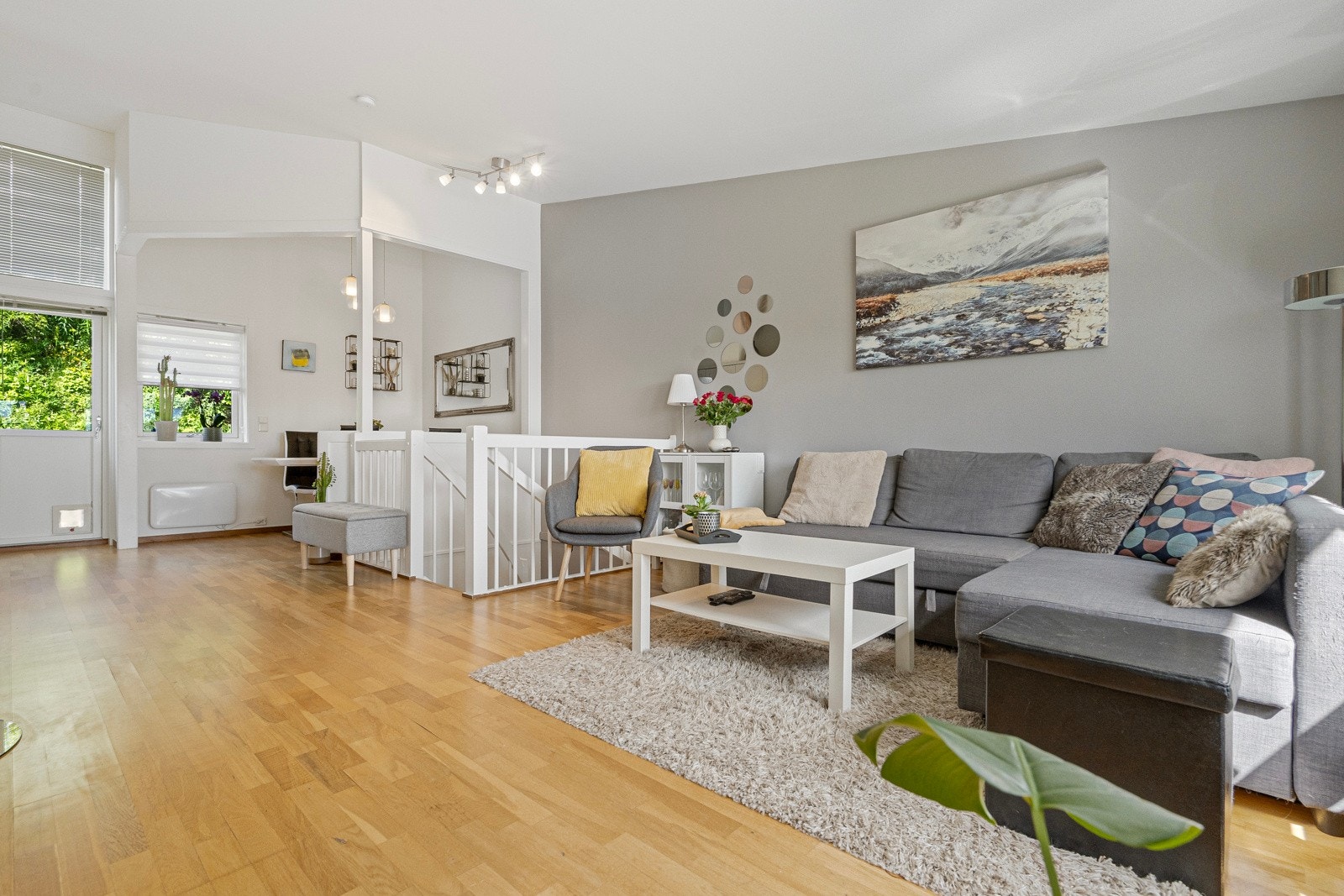 Stua har god plass til sofa- og tv-møblement. Galleribilde