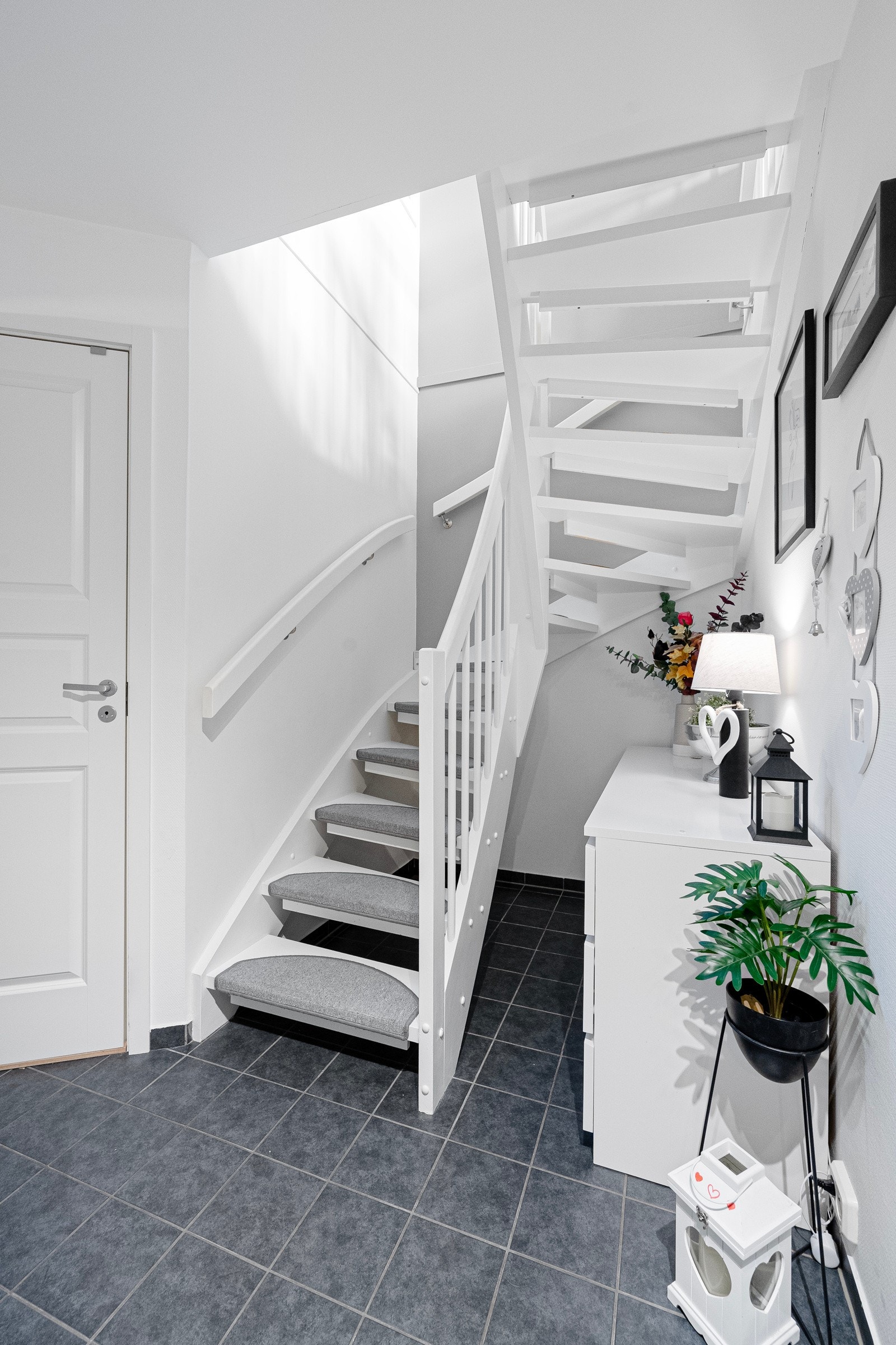 Entré/ trapperom med god plass for oppbevaring Galleribilde