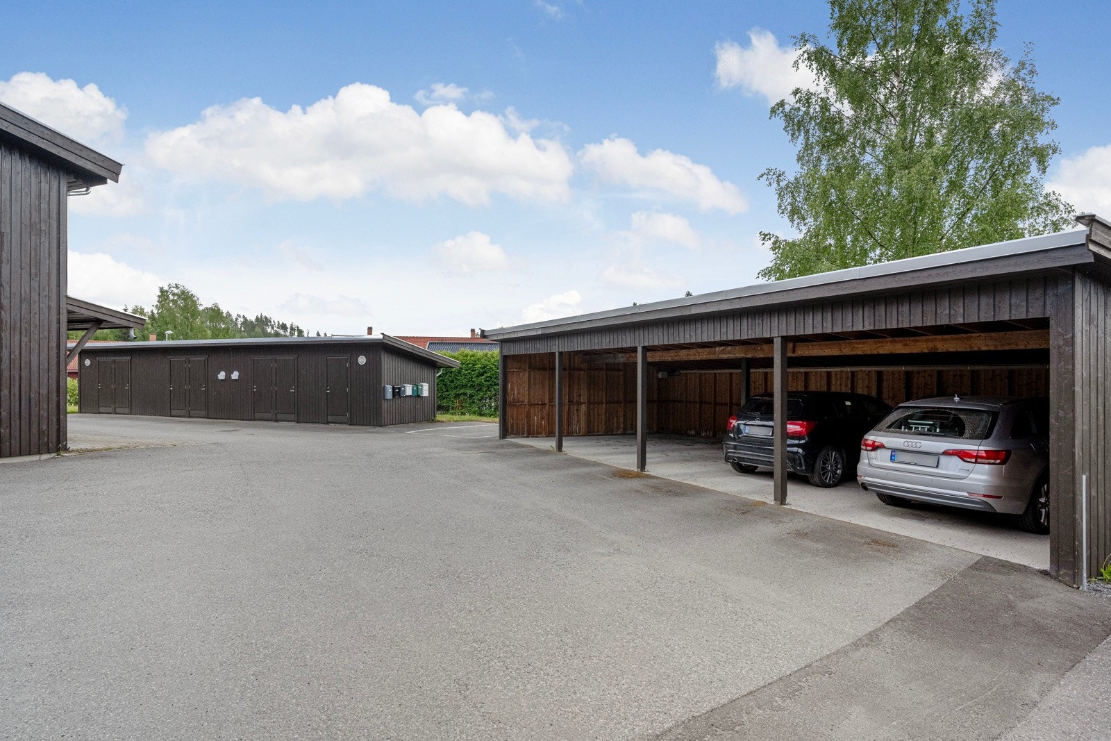 Det medfølger 1 biloppstillingsplass i felles carportanlegg. Galleribilde