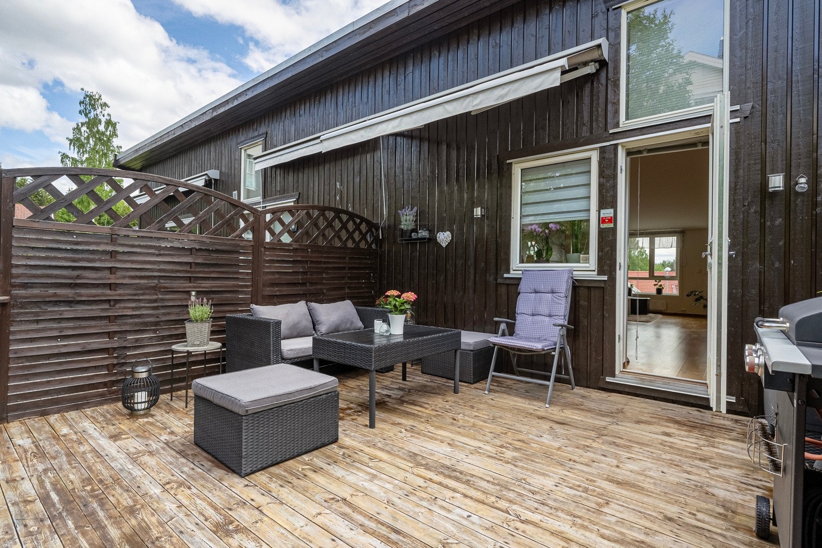 Fra kjøkkenet er det adkomst til hyggelig vestvendt terrasseplatting og liten hageflekk. Galleribilde