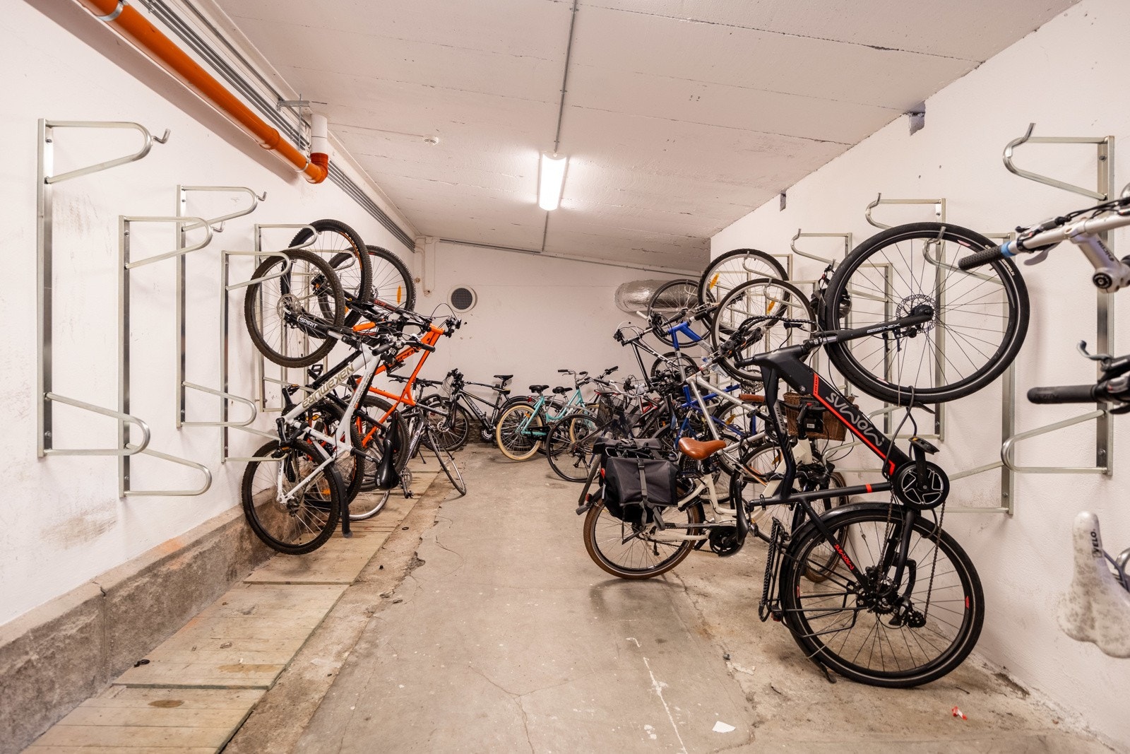 Borettslaget har felles innendørs sykkelparkering. Galleribilde