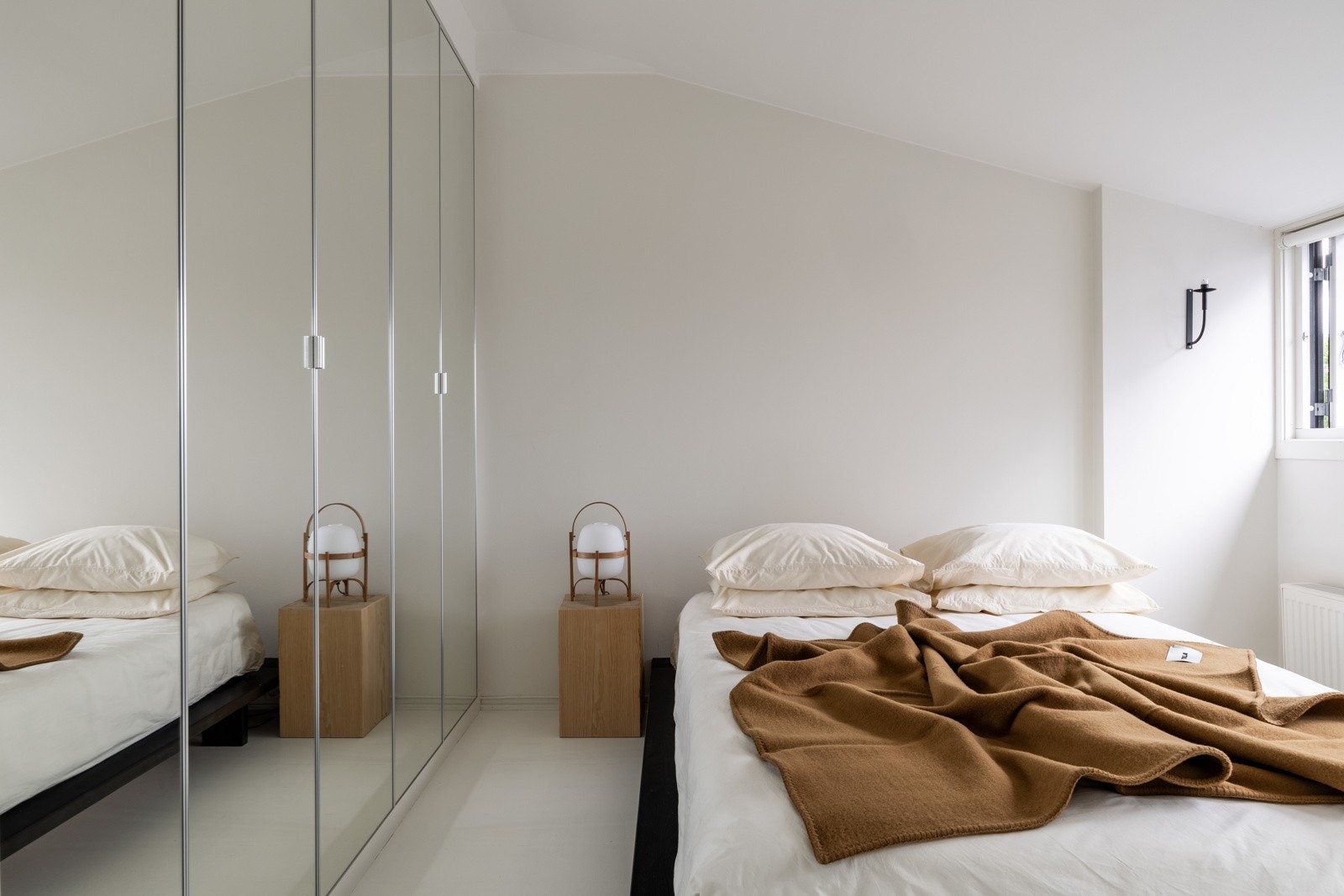 Nye garderober ble designet og bygget inn i entré og soverom, med god plass til to personer. Galleribilde