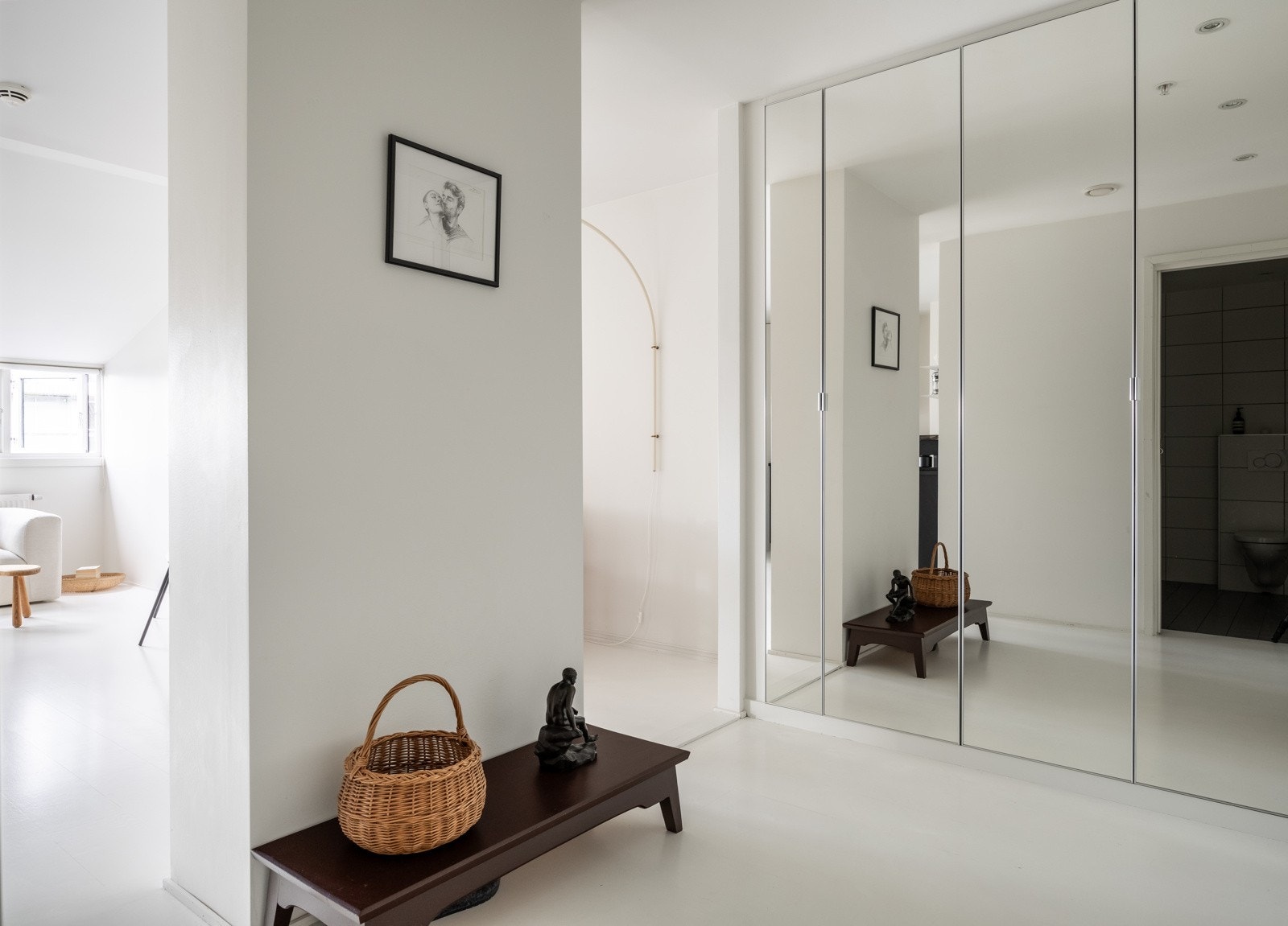 Romslig entré med nybygget garderobe fra juni 2024. Galleribilde