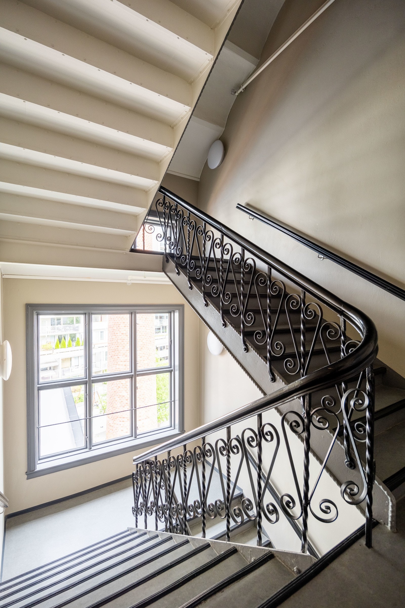 Bygget har både heis og en romslig trapp med originaldetaljer fra 1899. Galleribilde