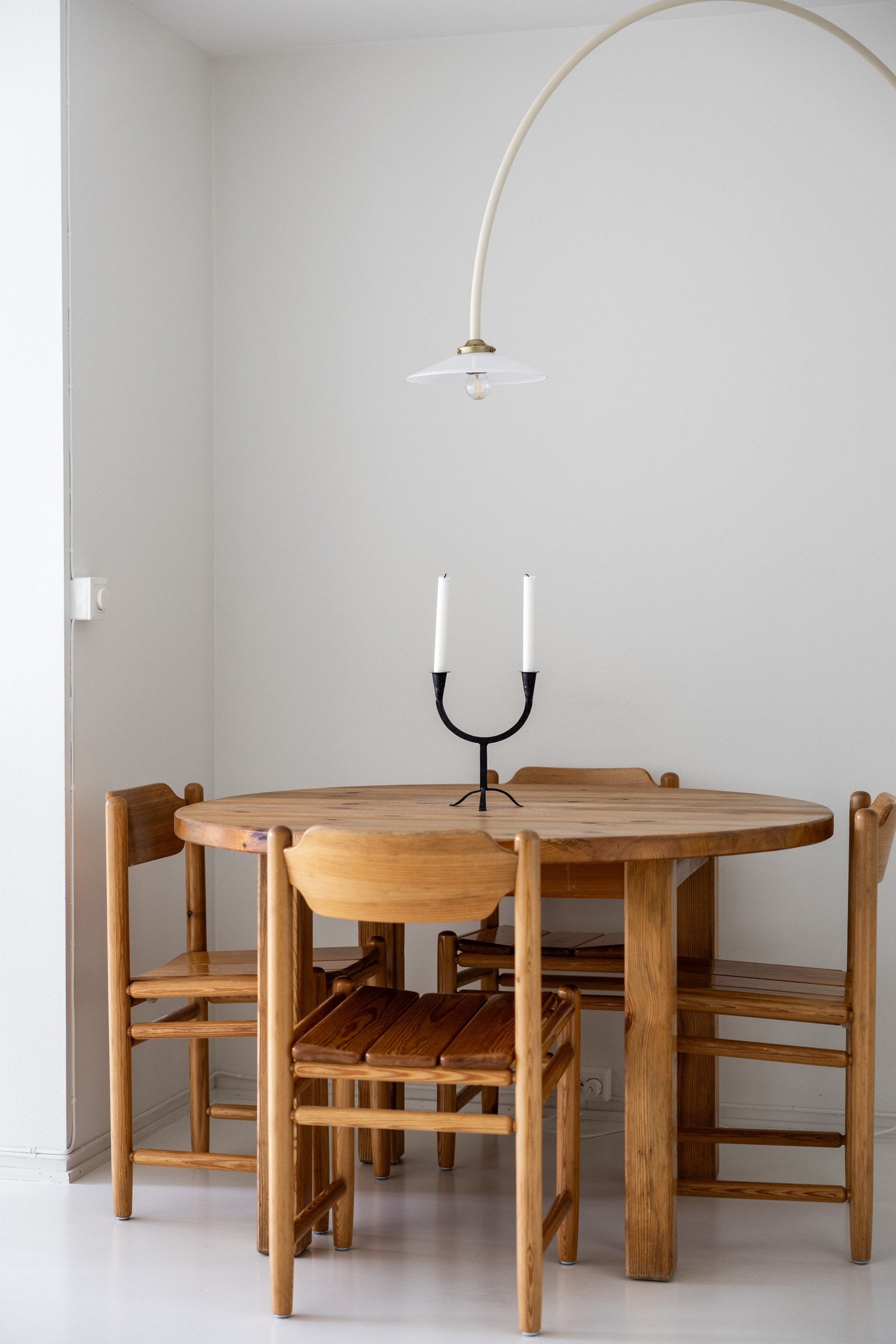 Med 2,4 m takhøyde i størstedelen av leiligheten. Galleribilde