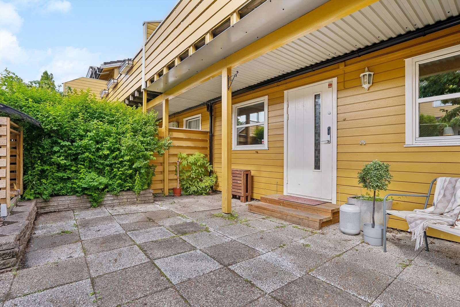 Boligen har en sentral beliggenhet i et veletablert, barnevennlig og trafikkskjermet boligområde på Holmlia Galleribilde