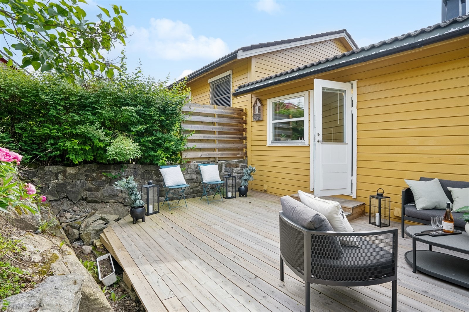 Fra kjøkkenet er det utgang til en fantastisk, skjermet uteplass med platting på 24m², dette er en super boltreplass for hele familien Galleribilde