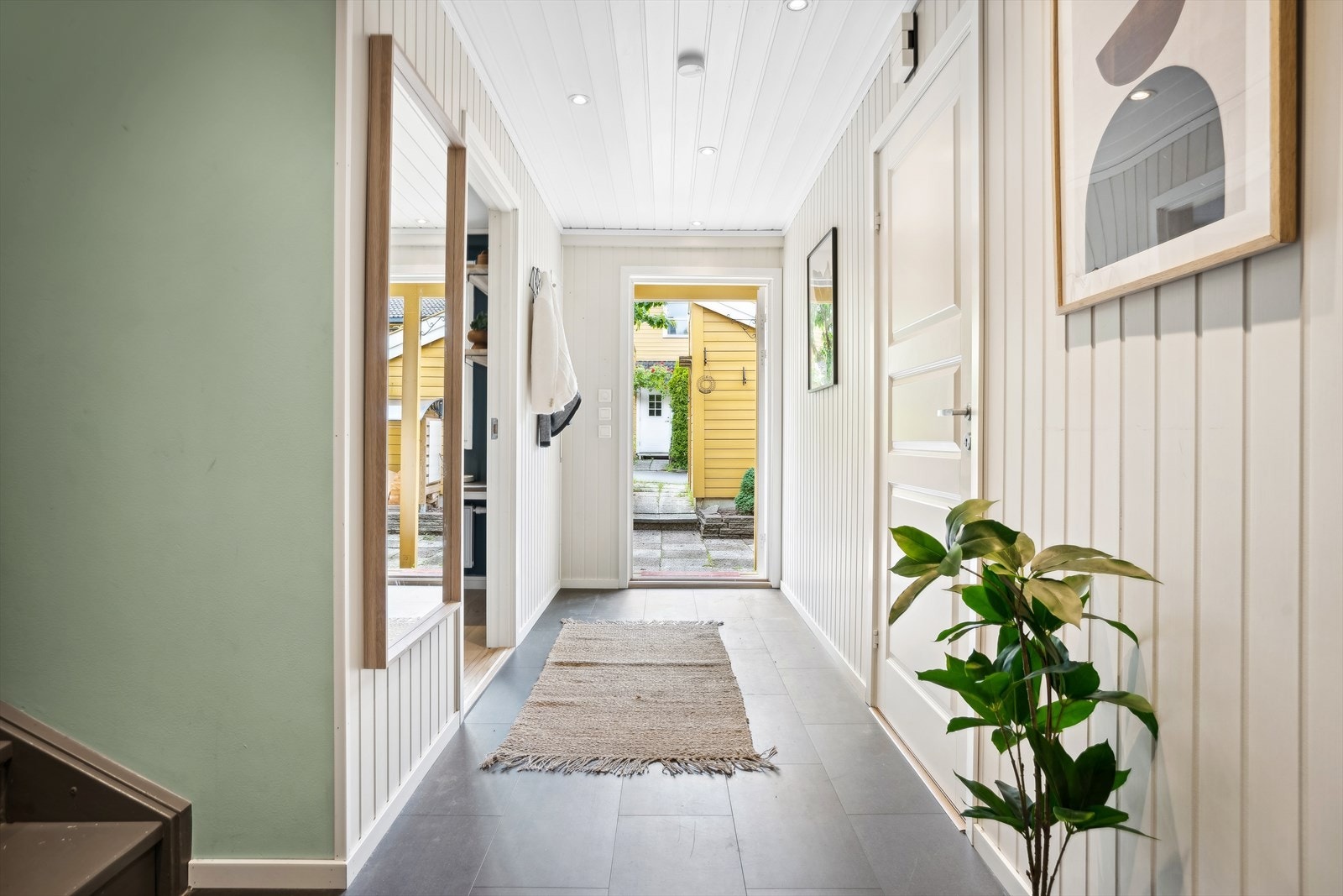 Entrèen er luftig og gir et hyggelig førsteinntrykk, det er holdt i et nøytralt og tidsriktig fargevalg, noe som harmonerer med de øvrige rom i boligen Galleribilde