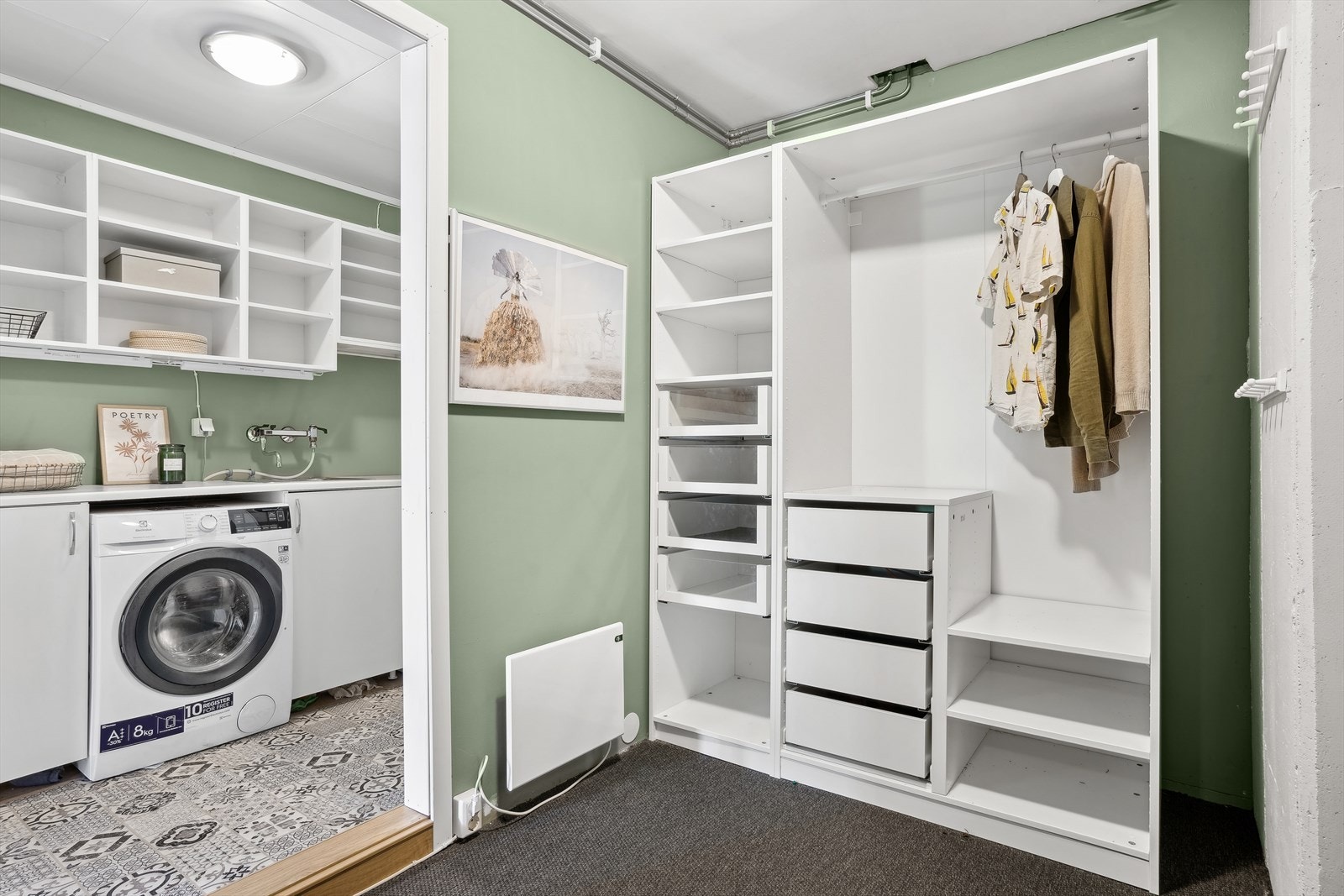 Vaskerom med opplegg for vaskemaskin og walk-in/bod i rommet ved siden av Galleribilde