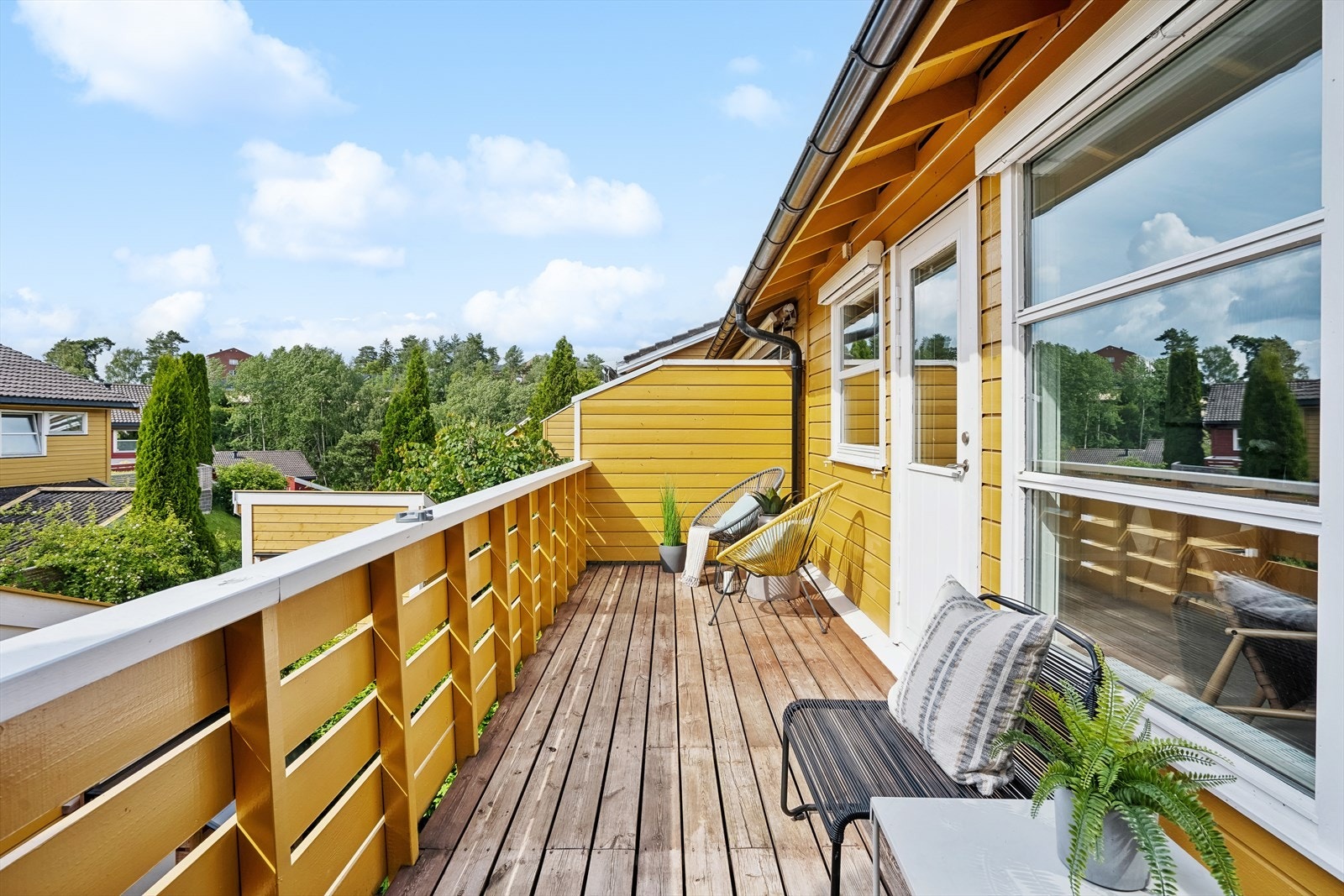 Hyggelig utsyn fra verandaen med utgang fra stuen Galleribilde